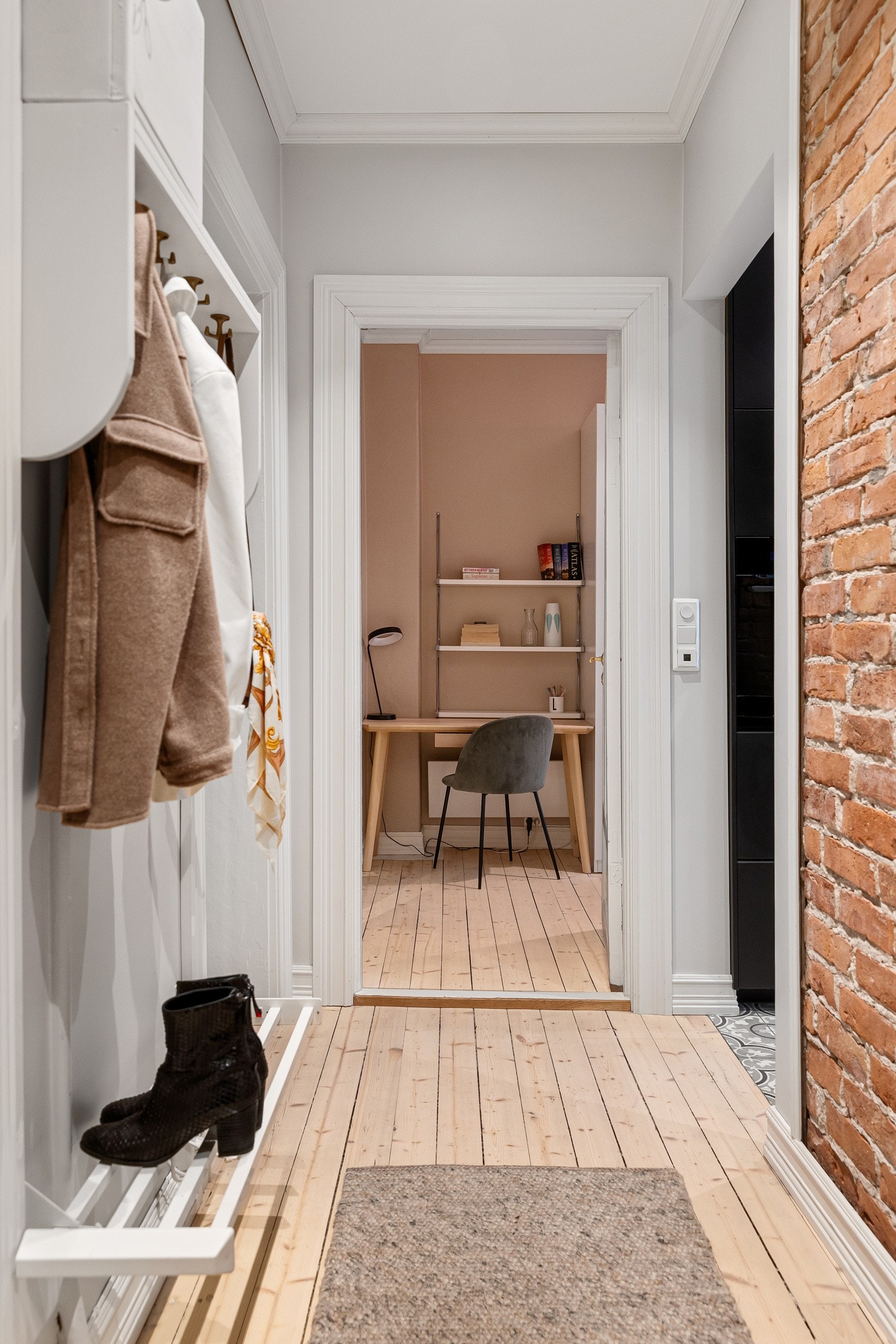 Her er det god plass til yttertøy og sko Galleribilde