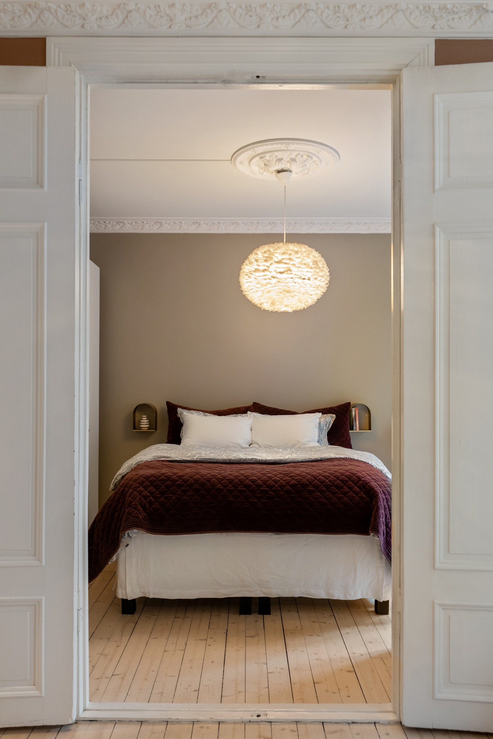 Det er tilgang til hovedsoverommet fra både stue og gang Galleribilde