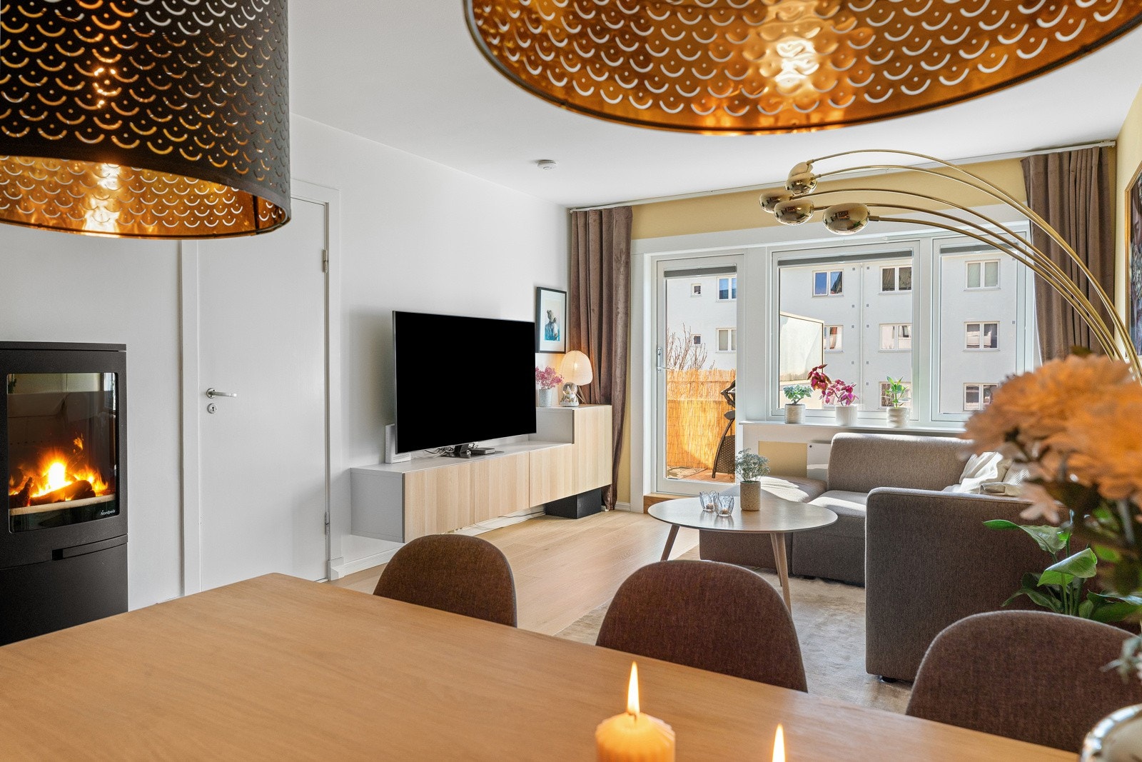 I stuen er det peisovn som avgir godt med varme Galleribilde
