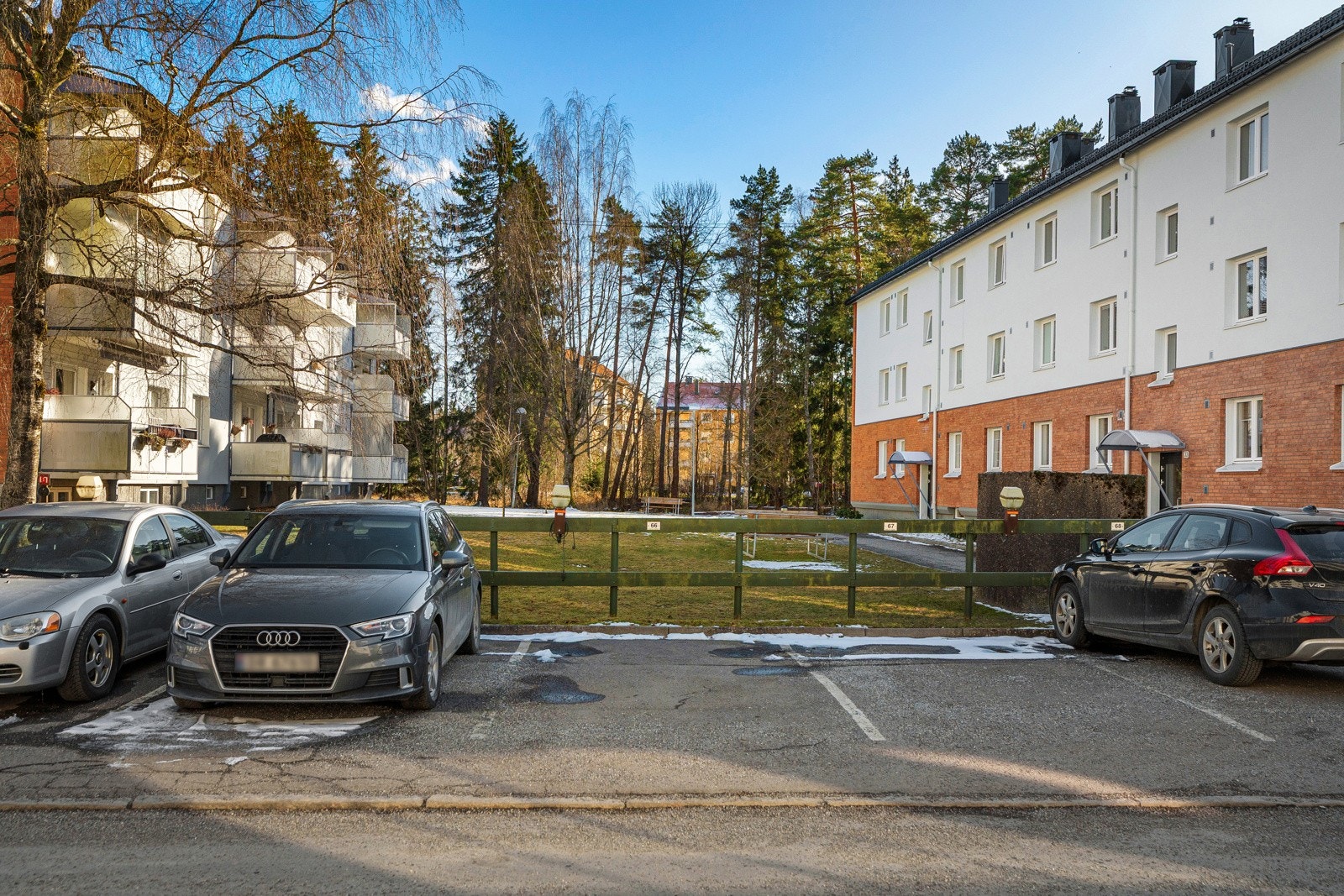 Det er mulighet for leie av parkeringsplass etter venteliste i borettslaget Galleribilde