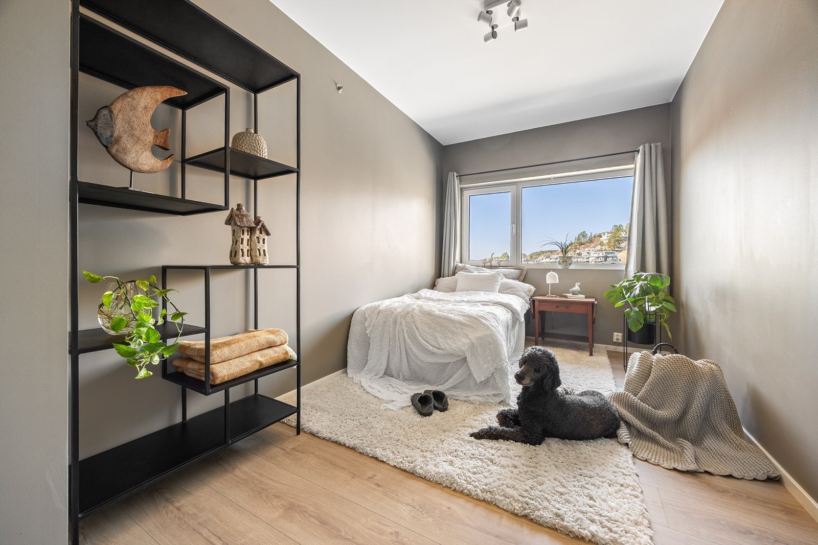 Også gjesterom 3 er stort og har god plass til stor seng og garderobe Galleribilde