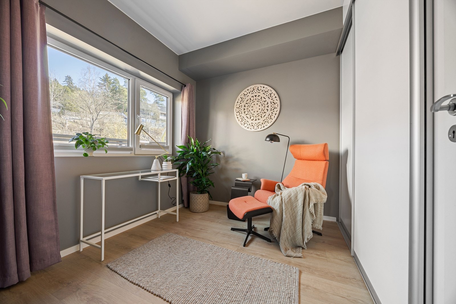 Det er installert stor skyvedørsgarderobe på soverom 2/kontor Galleribilde