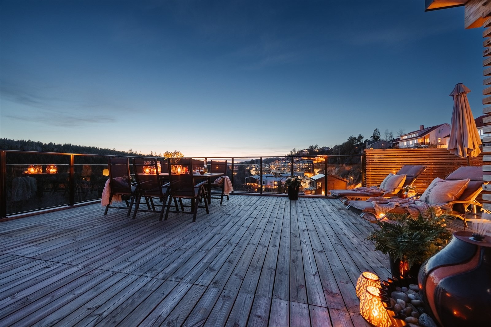 Her er det plass til store langbord og lounger Galleribilde