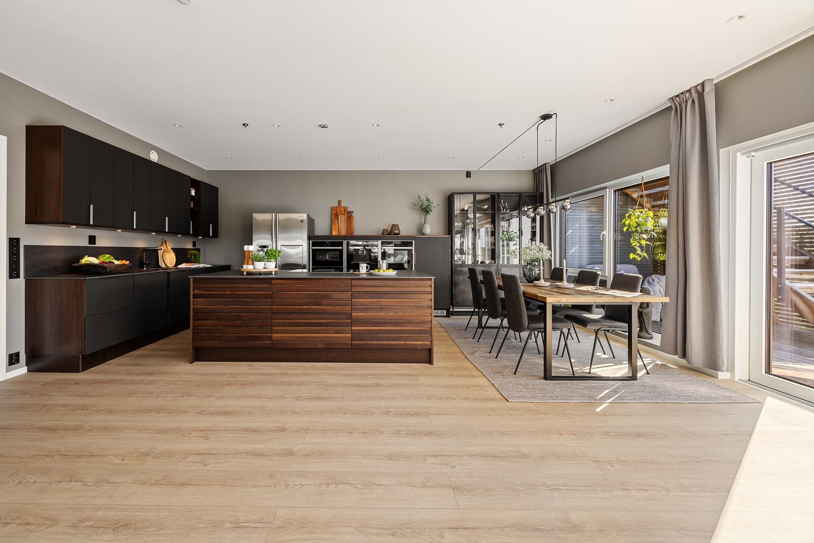 Det er installert warmdim downlights Galleribilde