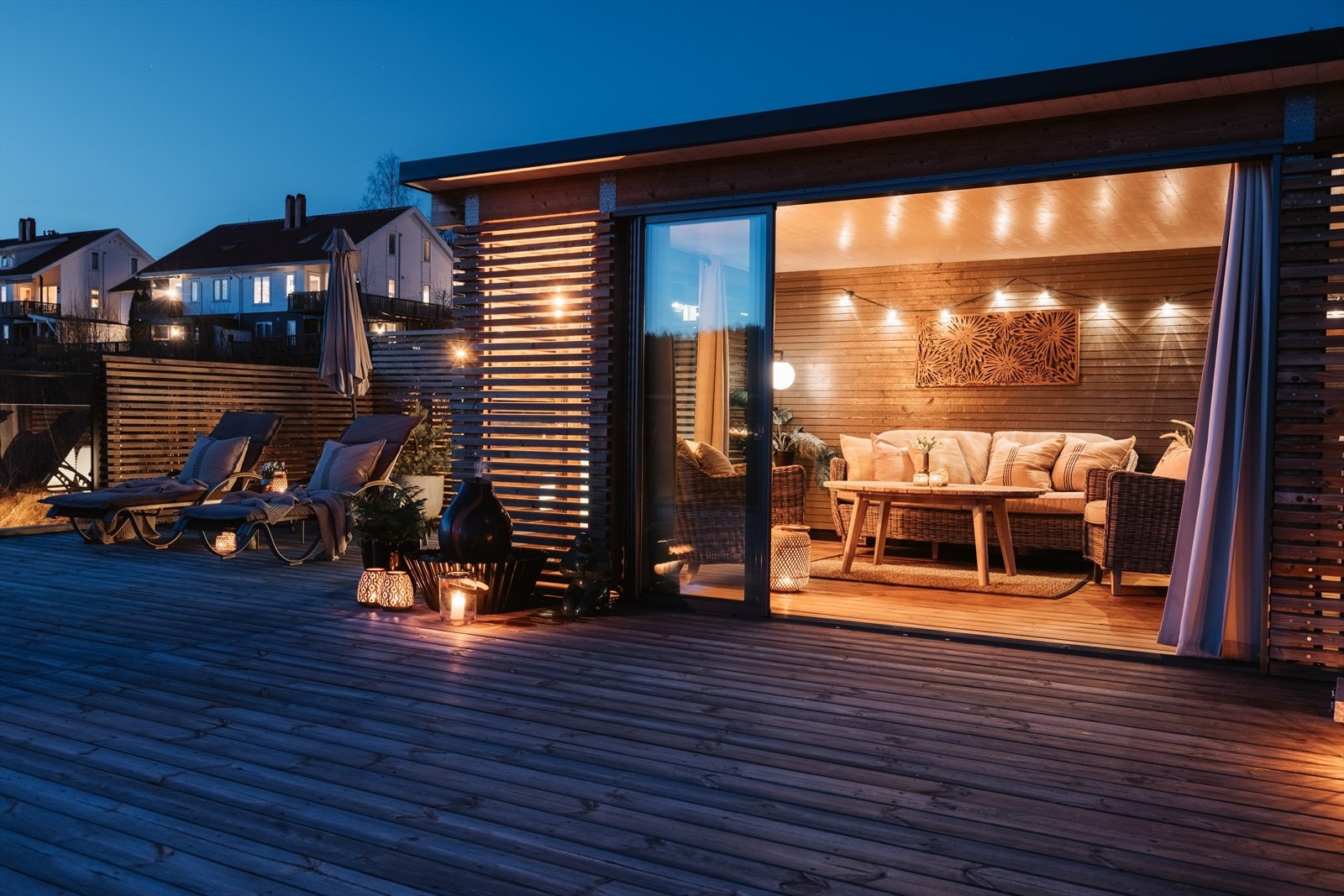 Det er bygget en Kabana som selger har satt inn skyvedører i glass samt glasset inn bak spilene så dette fungerer som ett rom man kan varme opp og bruke fra tidlig vår til sen høst Galleribilde