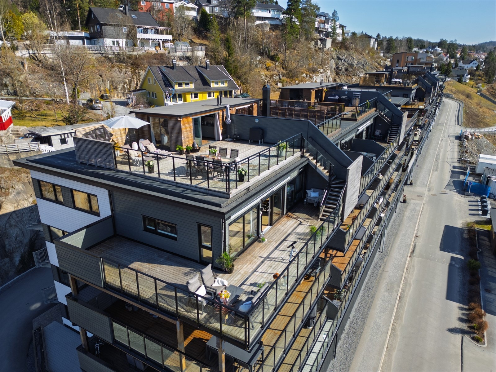 Det er installert 3 store utvendig screens og utvendig markise på terrassen utenfor stuen samt utekran på hjørnet for enkel vanning og rengjøring. Galleribilde
