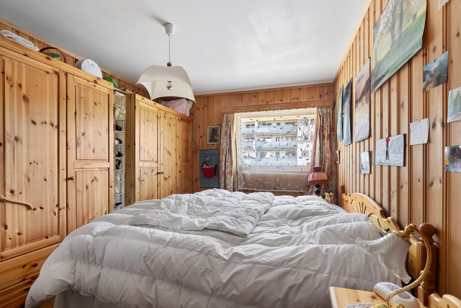 Hovedsoverom med god plass til dobbeltseng, nattbord og garderobe. Galleribilde