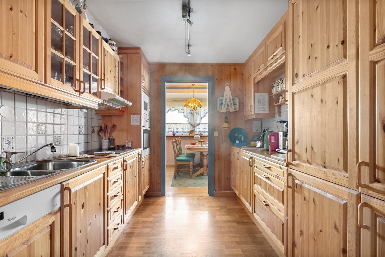 Integrert platetopp, stekeovn, mikrobølgeovn, oppvaskmaskin og kjøl-/fryseskap. Galleribilde