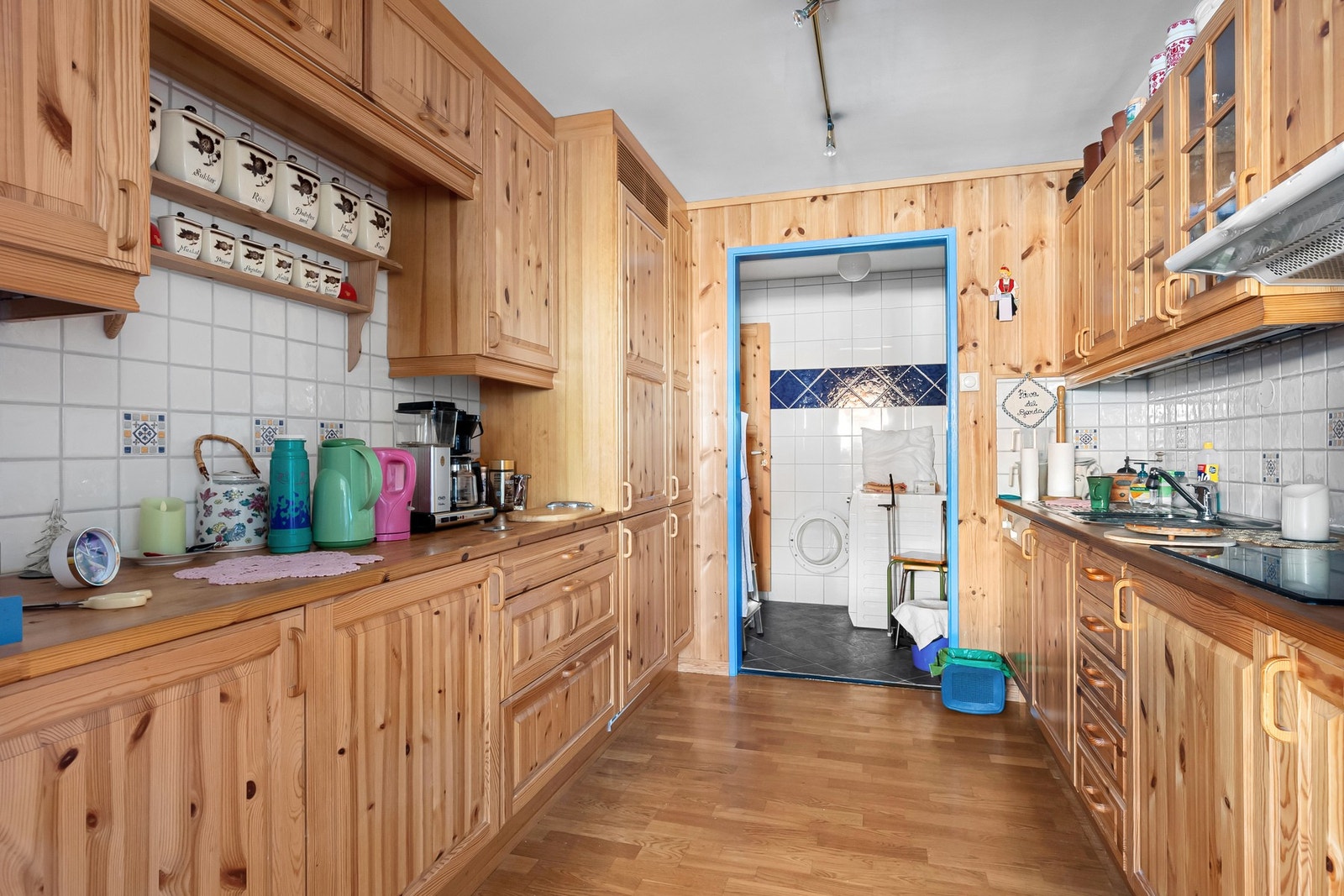 Kjøkkeninnredning med laminerte skrog, heltre fronter og heltre benkeplate. Galleribilde