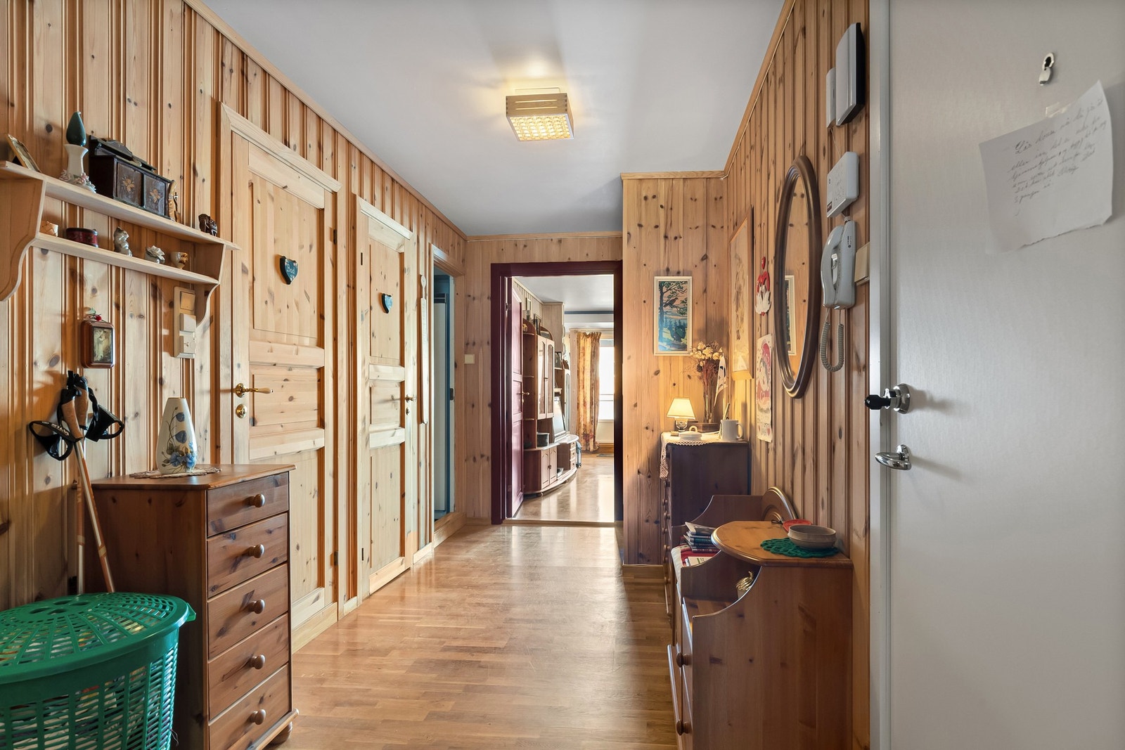 Romslig entré. Galleribilde