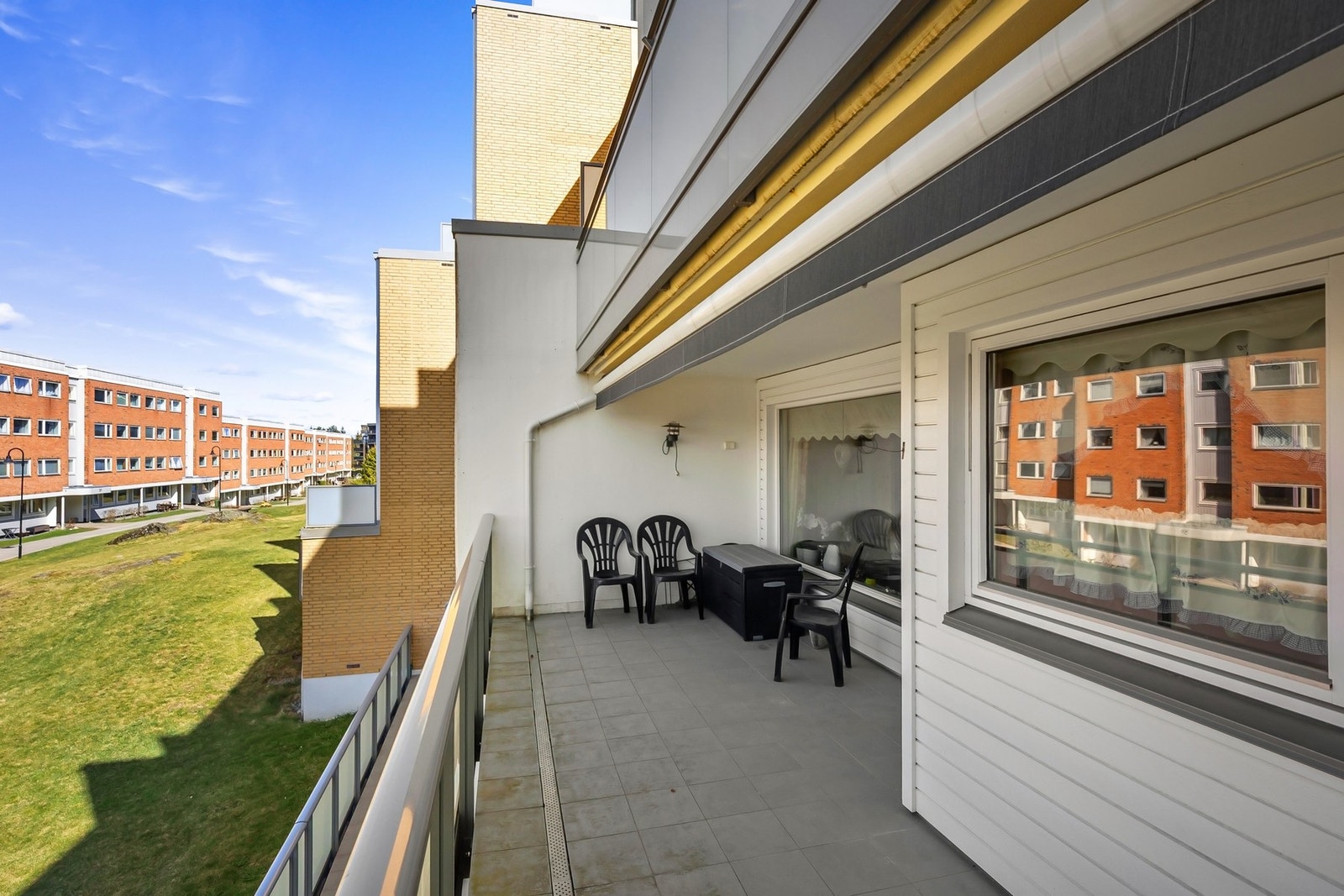 Fra stuen er det utgang til en stor vestvendt balkong på 16 m². Galleribilde