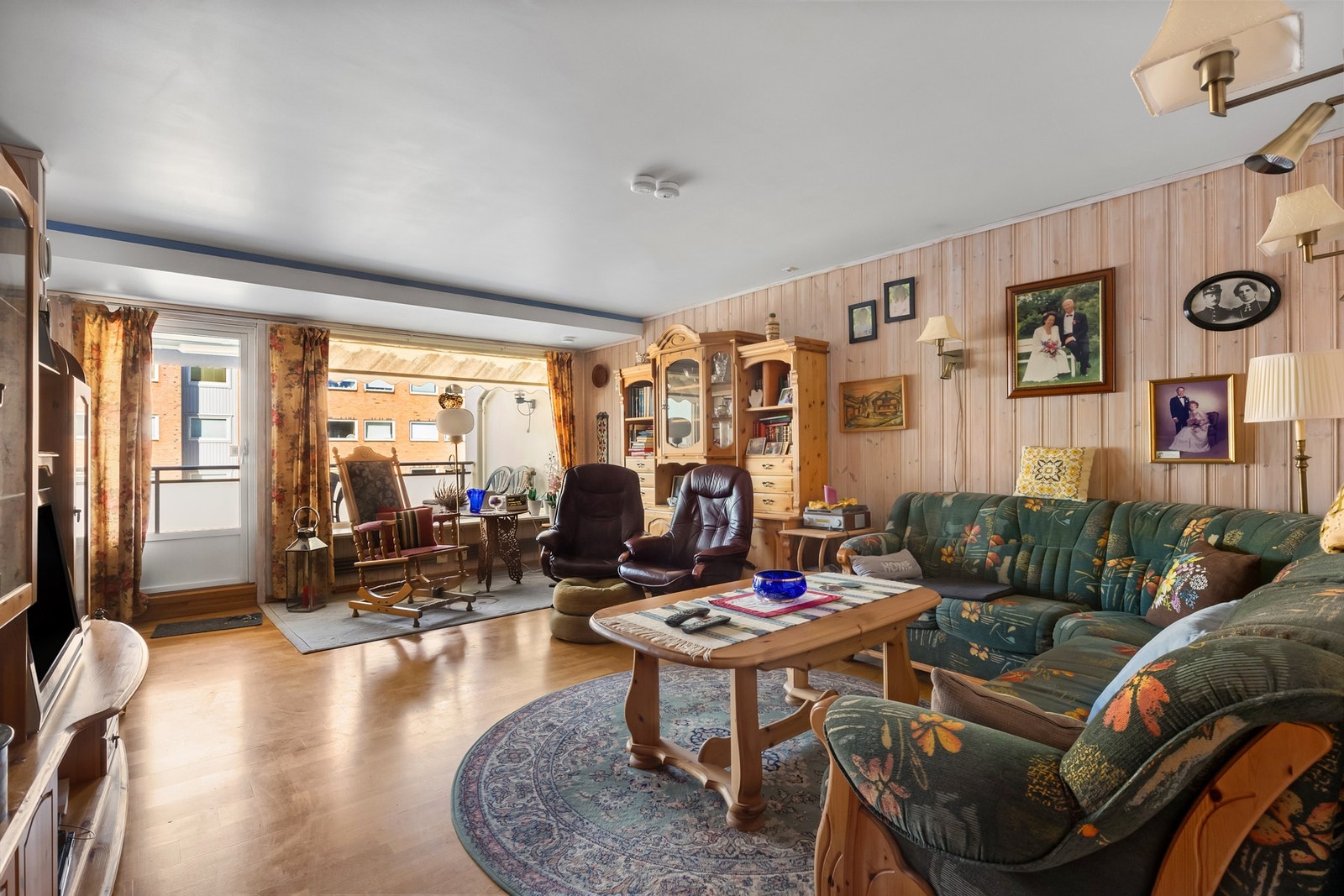 Gjennomgående planløsning med store vindusflater som slipper inn godt med naturlig lys. Galleribilde