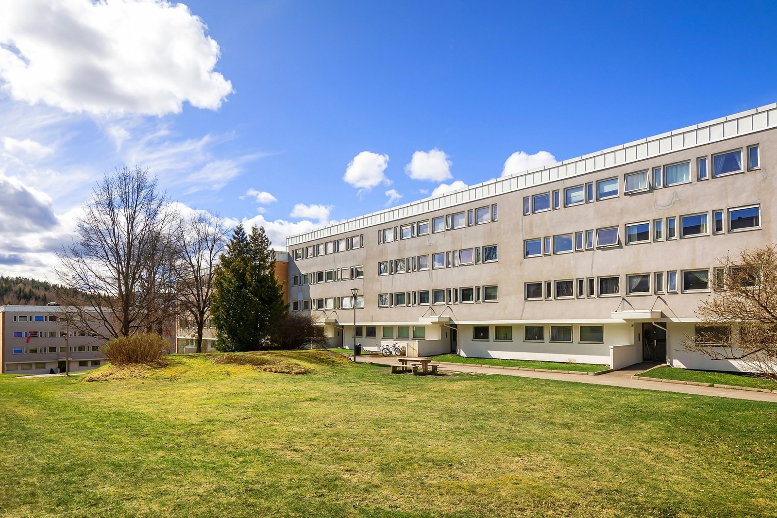 Kort avstand til Østmarka, skoler, barnehager, idrettsanlegg og et bredt utvalg av fasiliteter og servicetilbud. Galleribilde