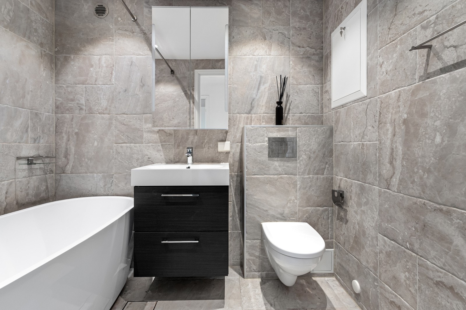 Badet i 2 etg. er utstyrt med pent badekar. Galleribilde