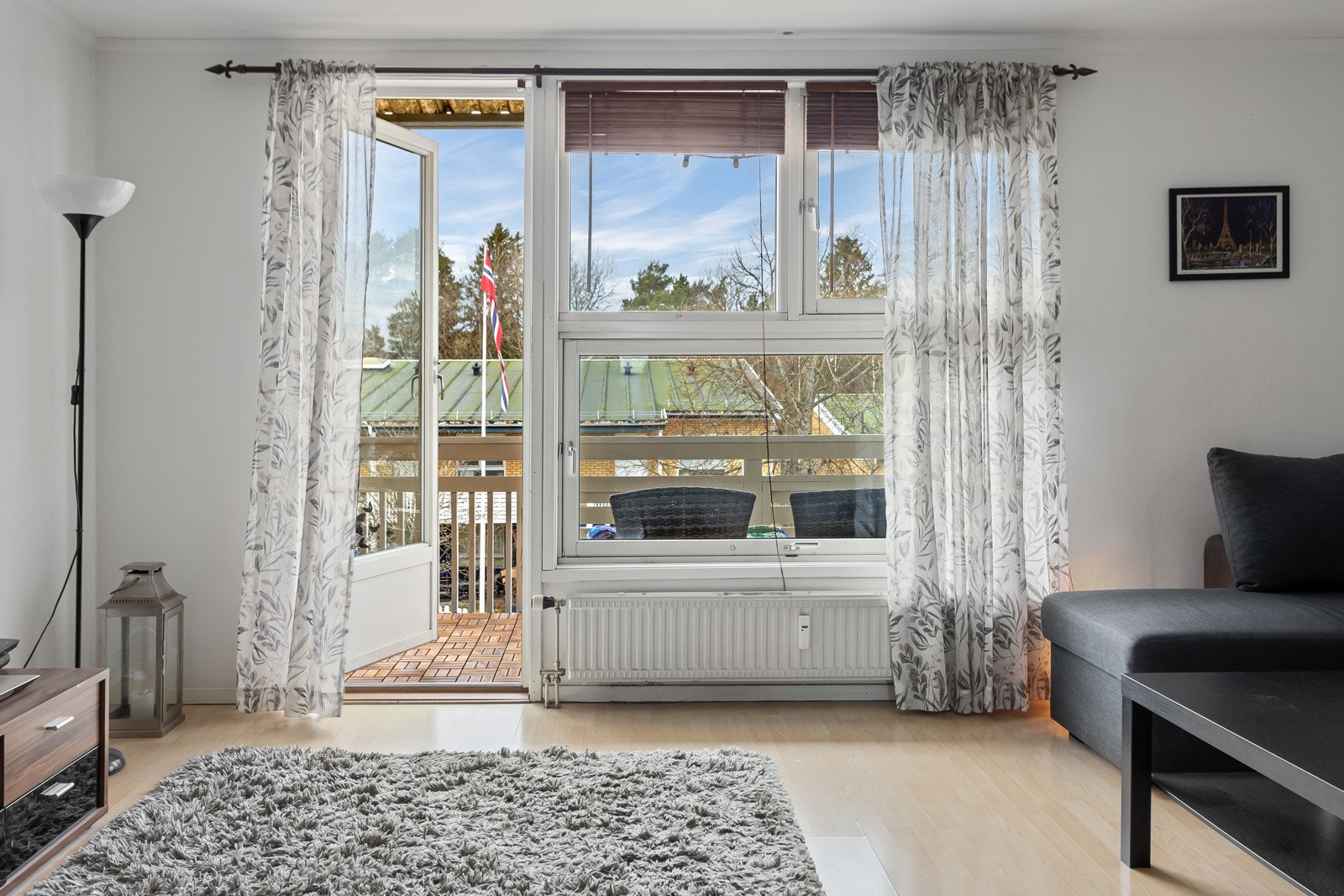 Store vindusflater i begge etasjer slipper inn mye naturlig lys. Galleribilde