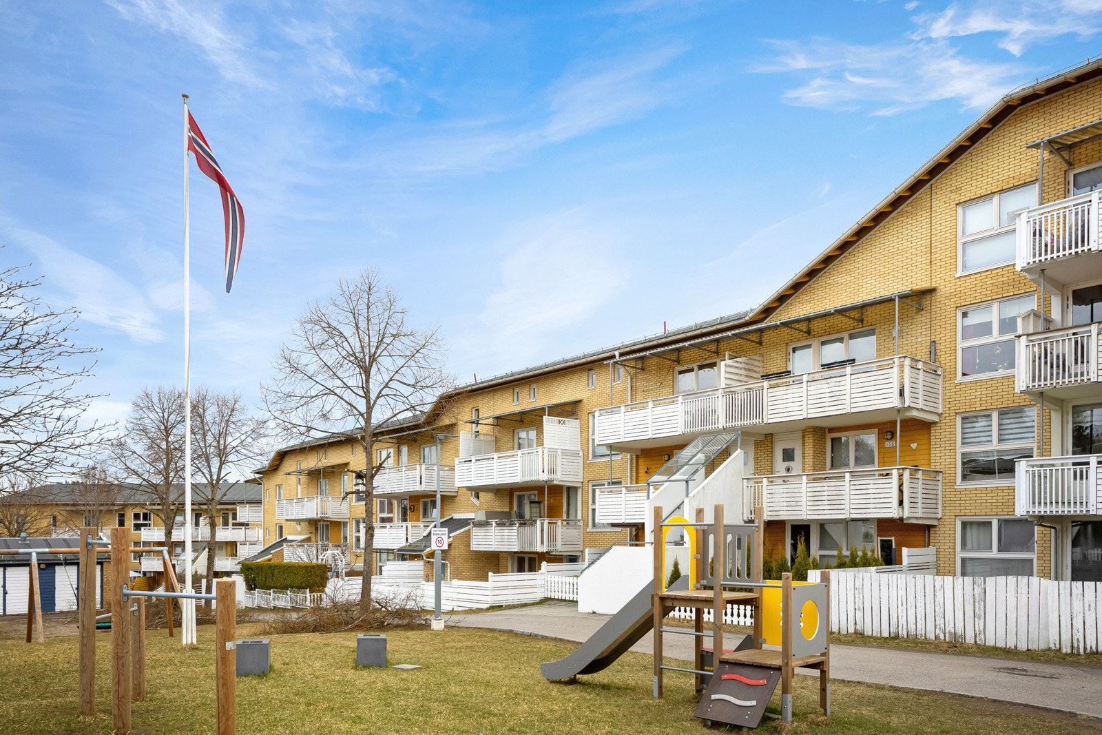 Det medfølger biloppstillingsplass i garasjeanlegg i tillegg til at borettslaget har godt med gjesteparkering. Galleribilde
