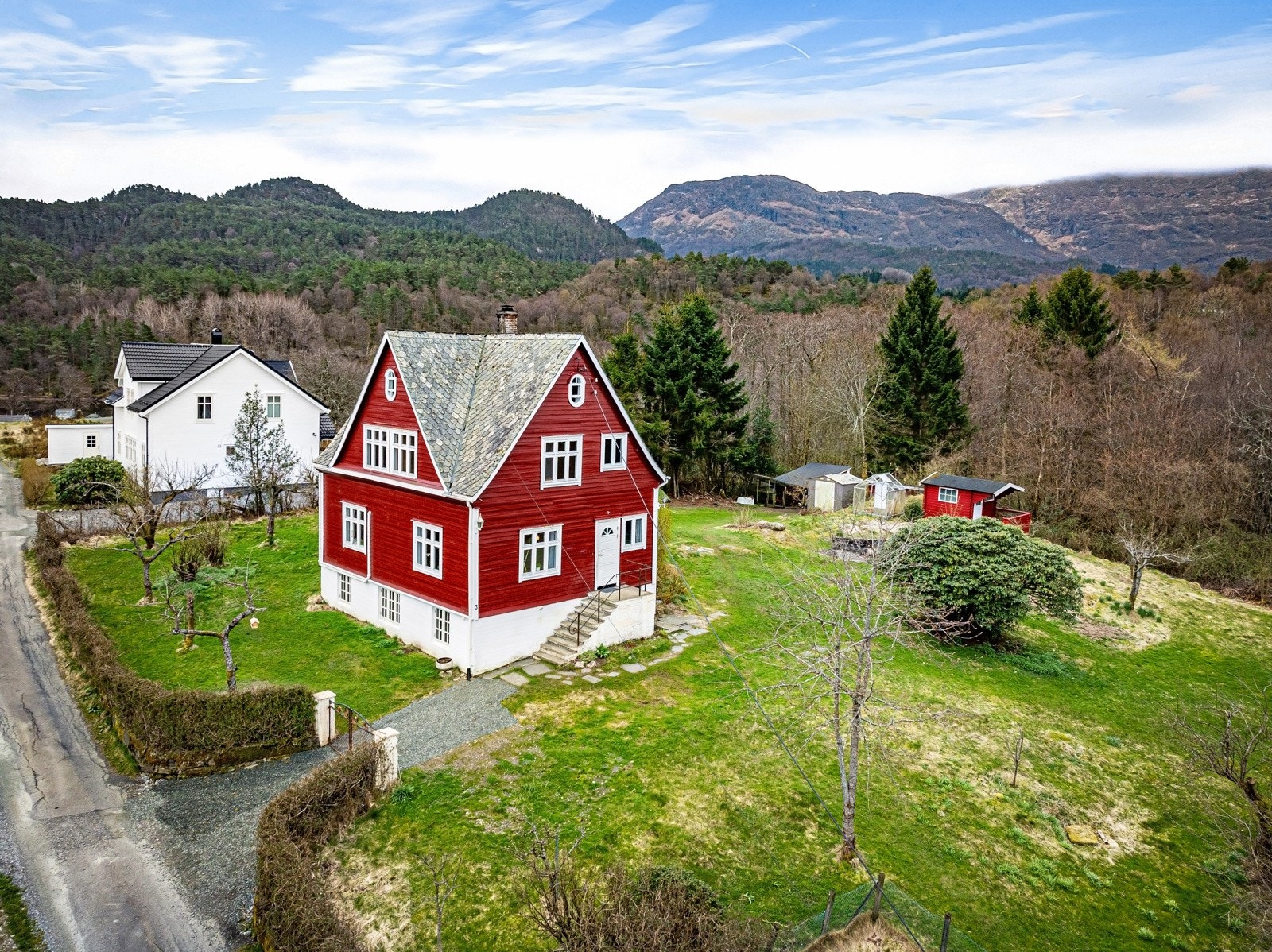 Utearealet består av et flatt terreng med beplanting av diverse trær, frukttrær, planter og busker Galleribilde