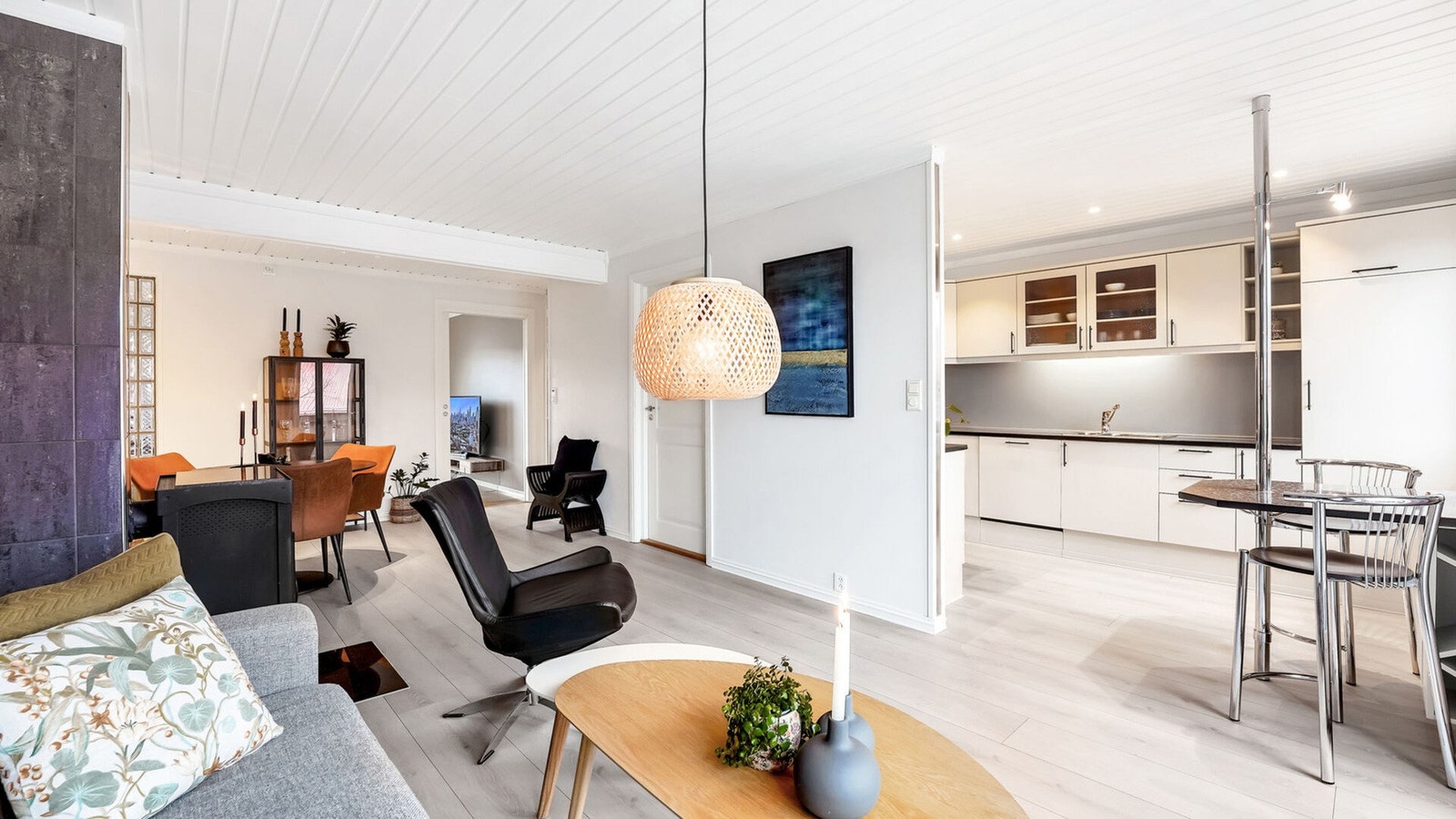 Stuen har 3-stavs parkett på gulvet og malte veggplater/gips på vegg. Det er vedfyring for kalde dager. Galleribilde