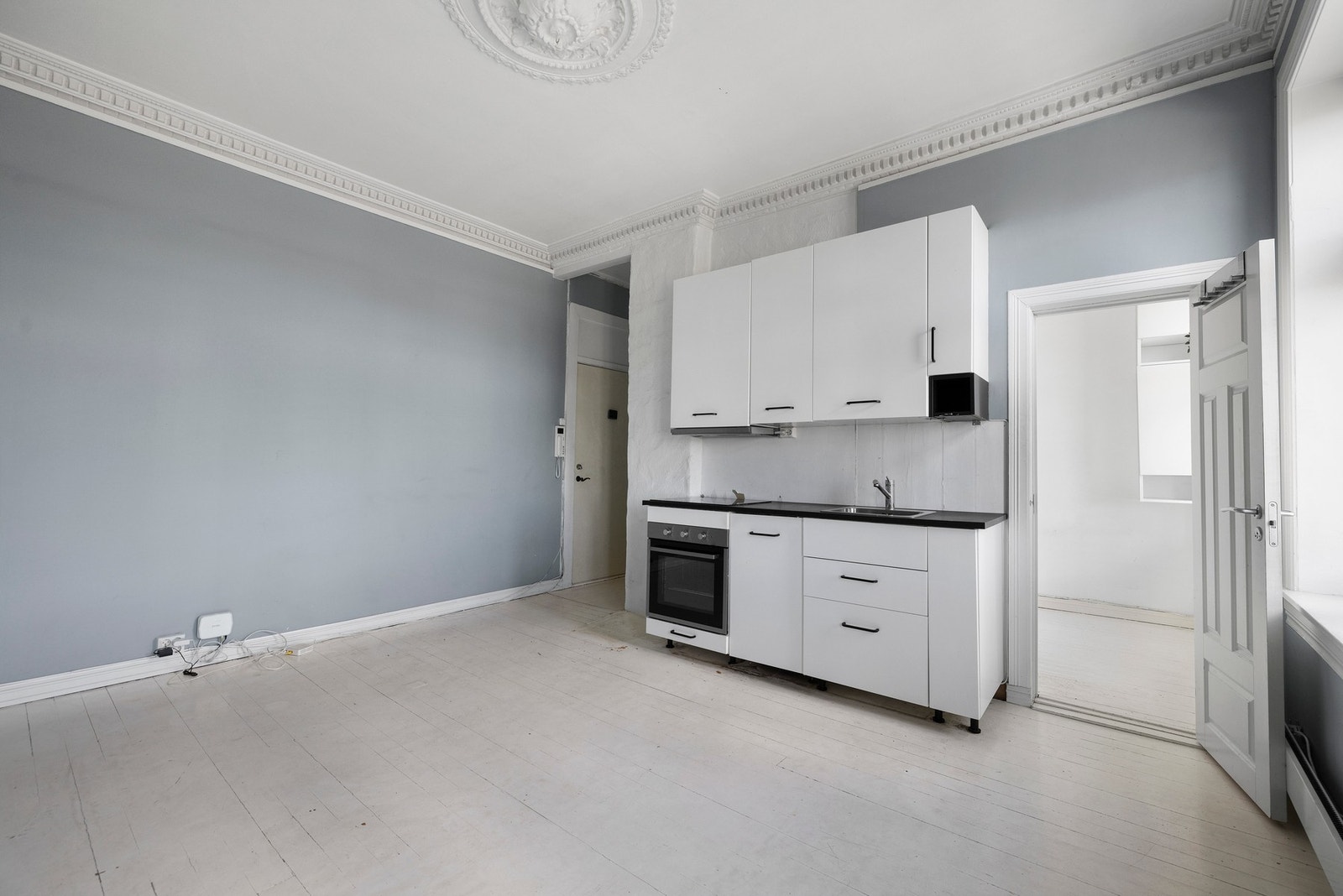 Praktisk IKEA Kjøkkeninnredning, monter i 2018. Hvitevarer medfølger. Galleribilde