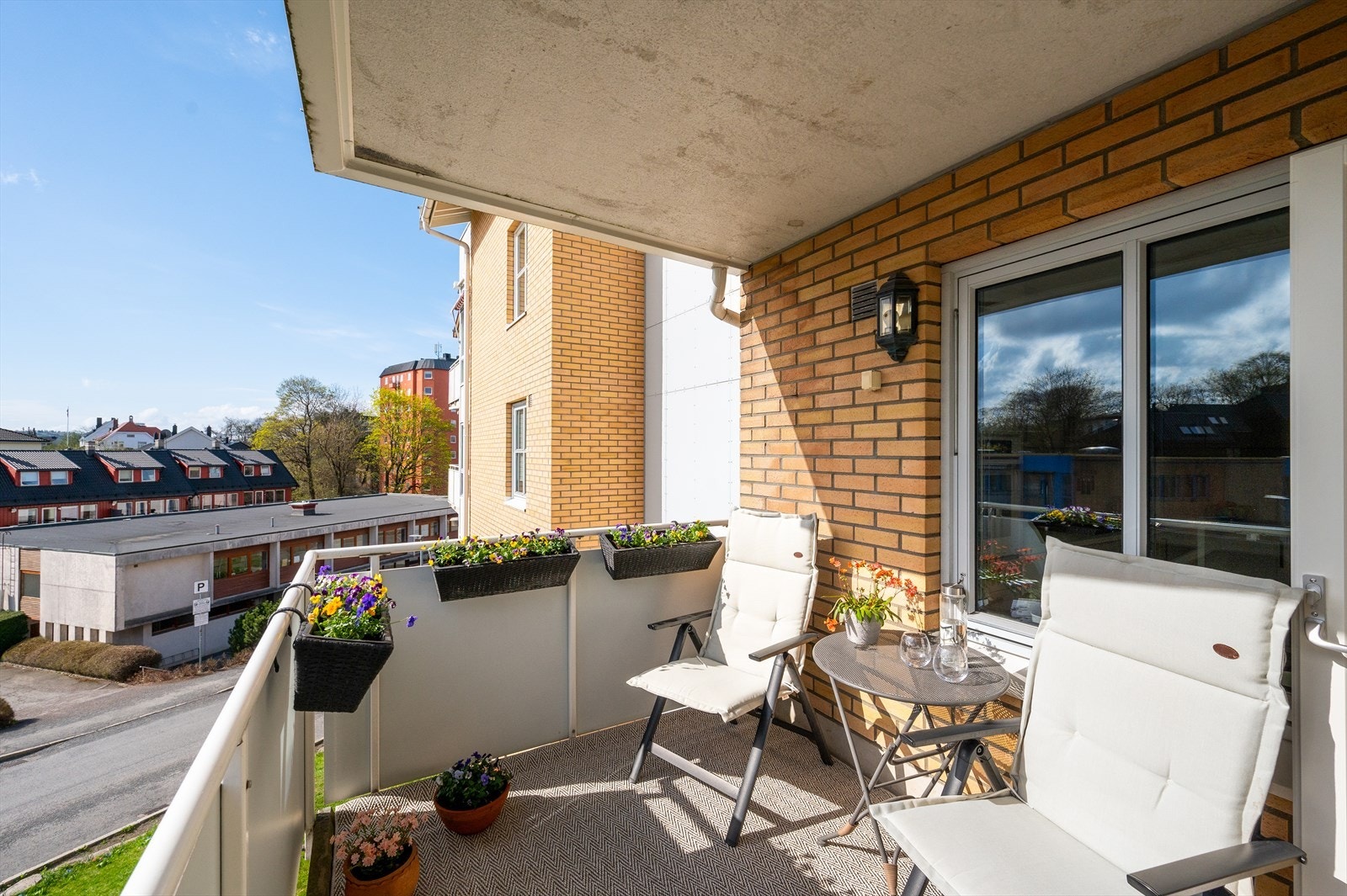 Enkelt å møblere med sittegruppe, grill og grønne innslag Galleribilde