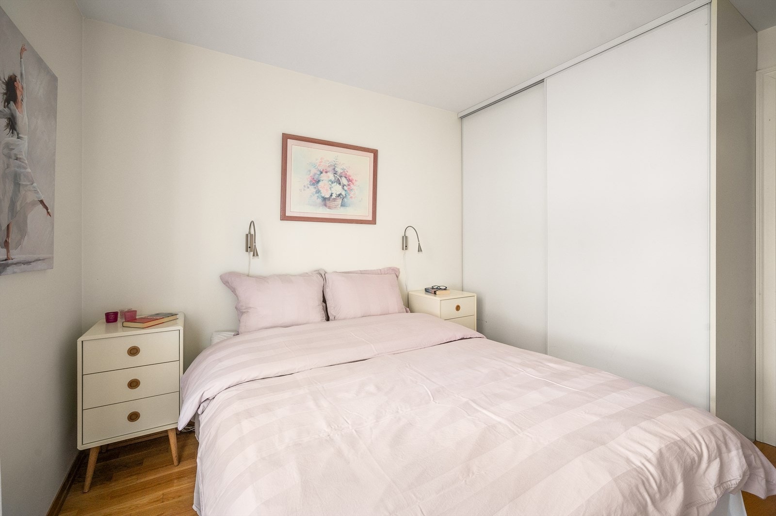Plassbygd skyvedørsgarderobe for ytterlig oppbevaringsplass Galleribilde