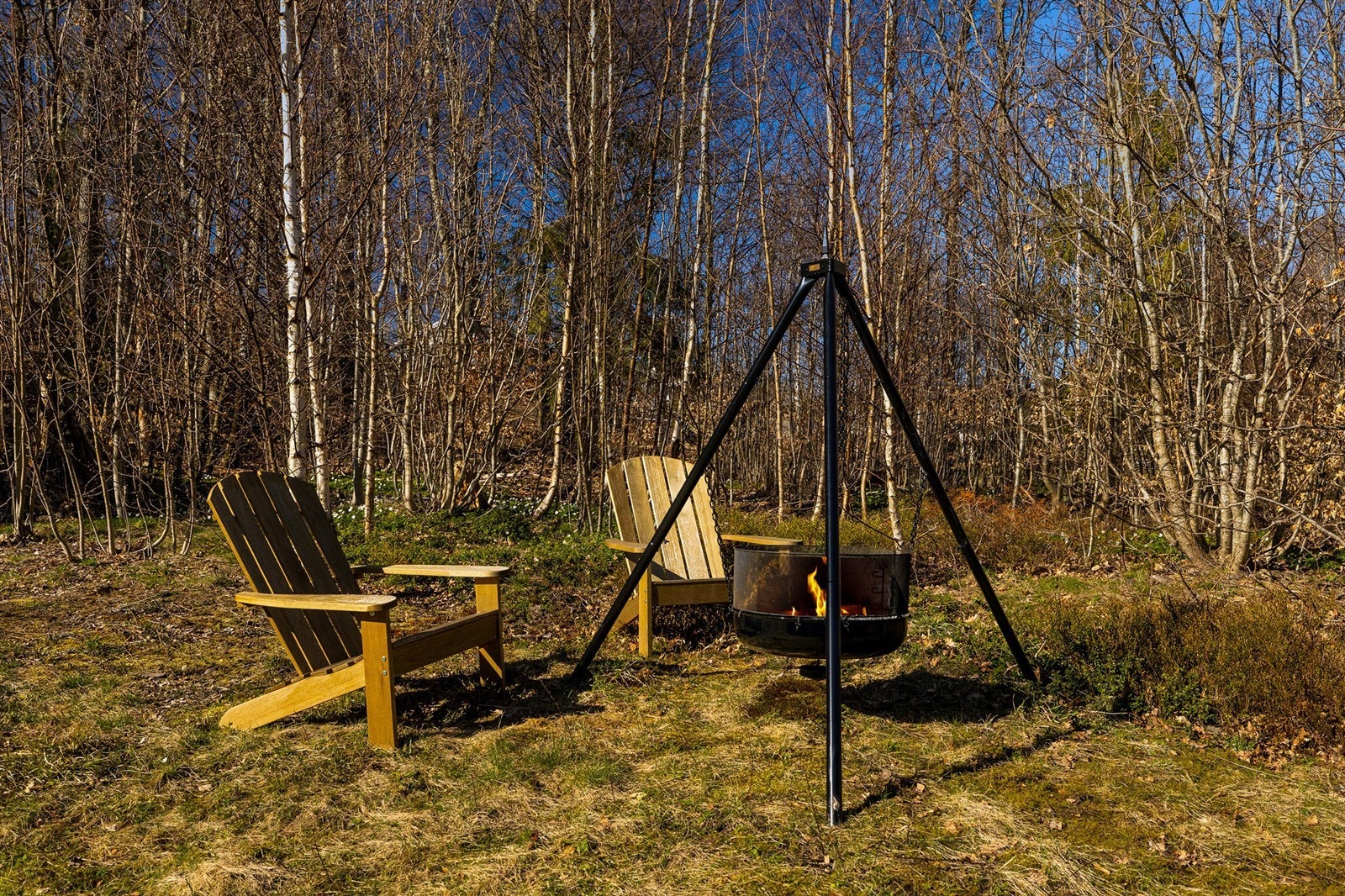 Det er også hage på baksiden av huset som her blir brukt som en liten grillplass Galleribilde