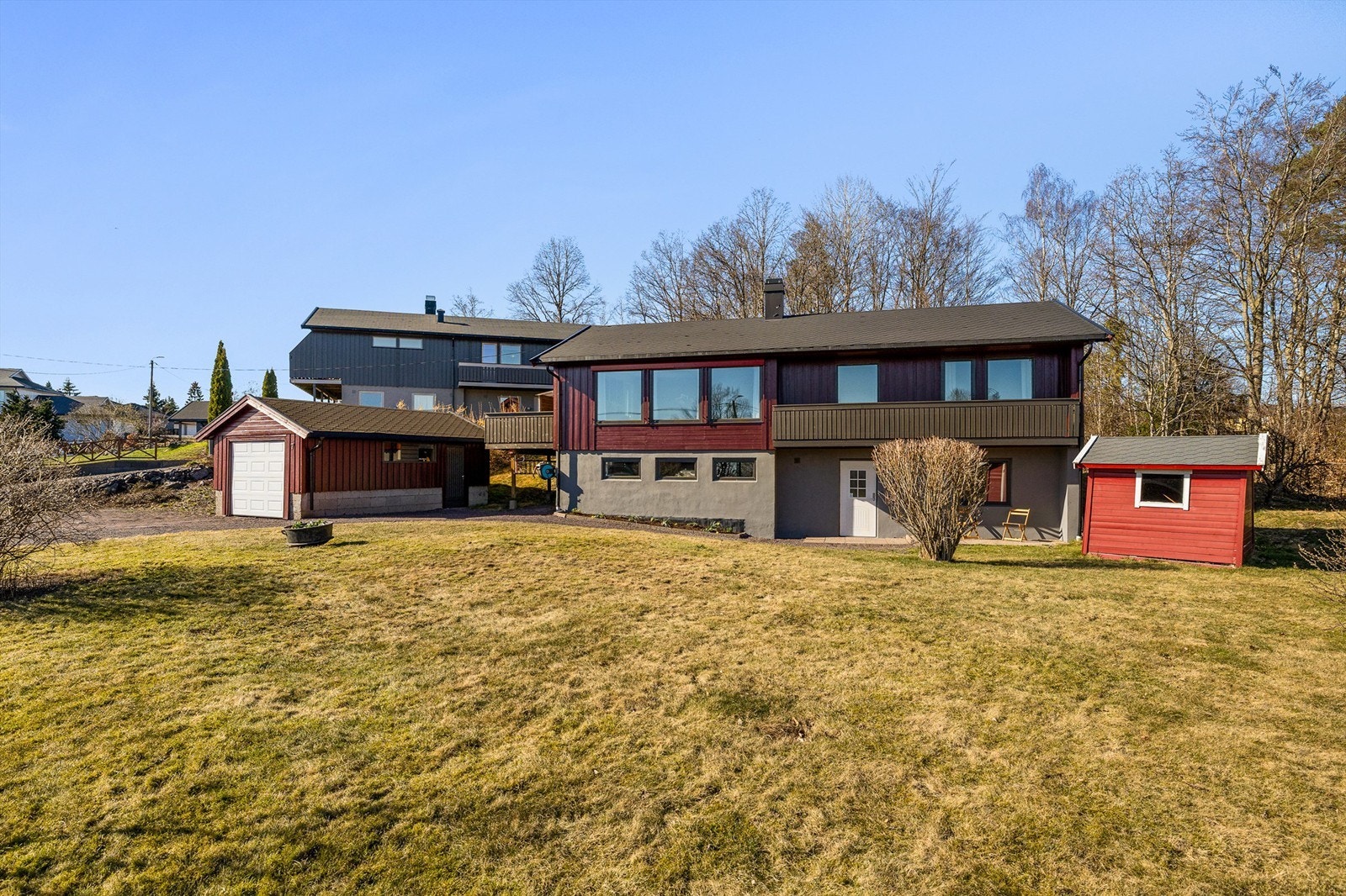 På fremsiden av huset er det et stort plenområde som passer perfekt til fotball eller andre hageaktiviteter Galleribilde