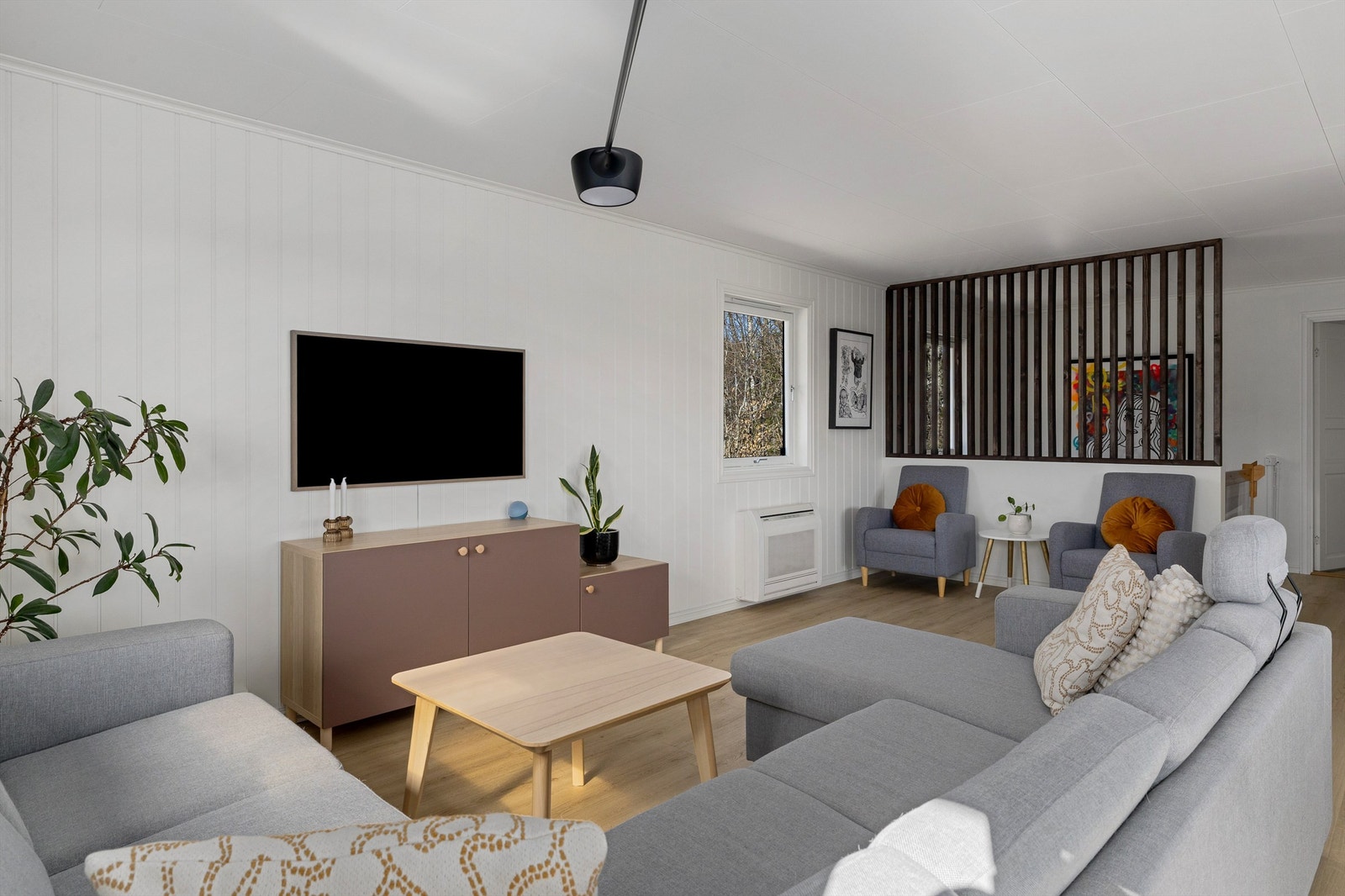 Koselig tv-stue med plass til stor sofagruppe Galleribilde