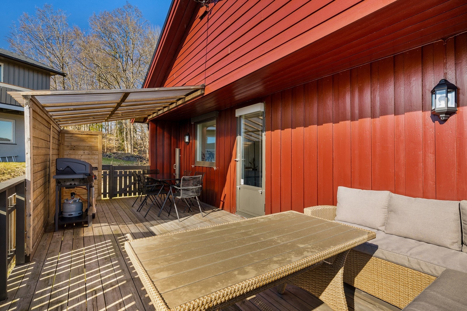 Deilig terrasse som er delvis overbygget Galleribilde