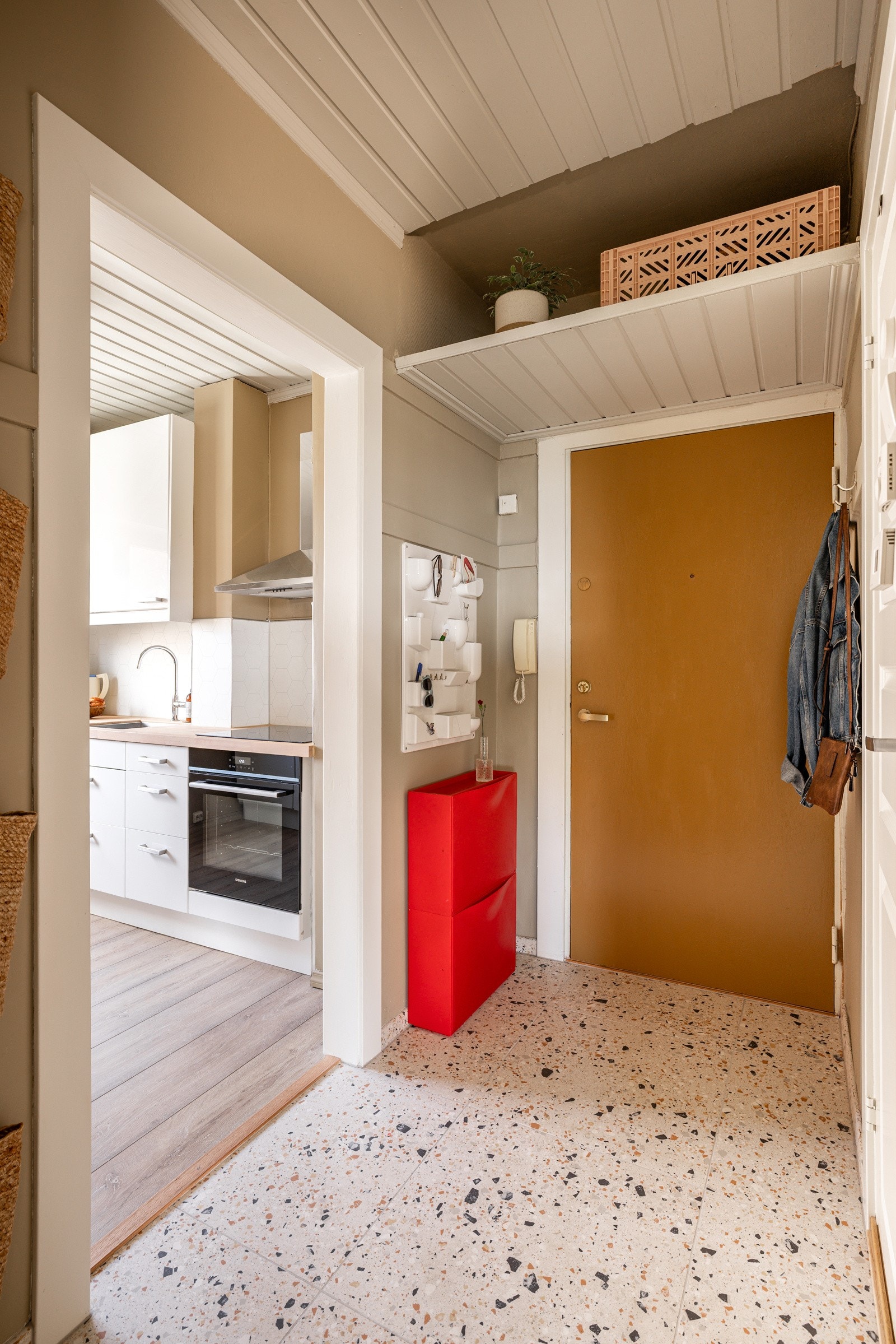 Entreen ble oppgradert i fjor med tidsriktige farger på veggene og dekorative fliser med varmekabler på gulvet. Galleribilde