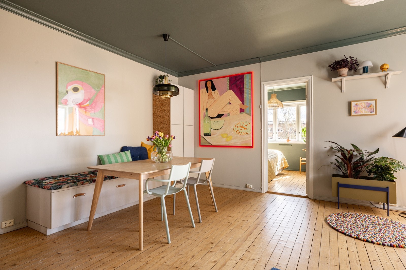 Legg merke til de flotte, originale tregulvene og det malte taket. Galleribilde