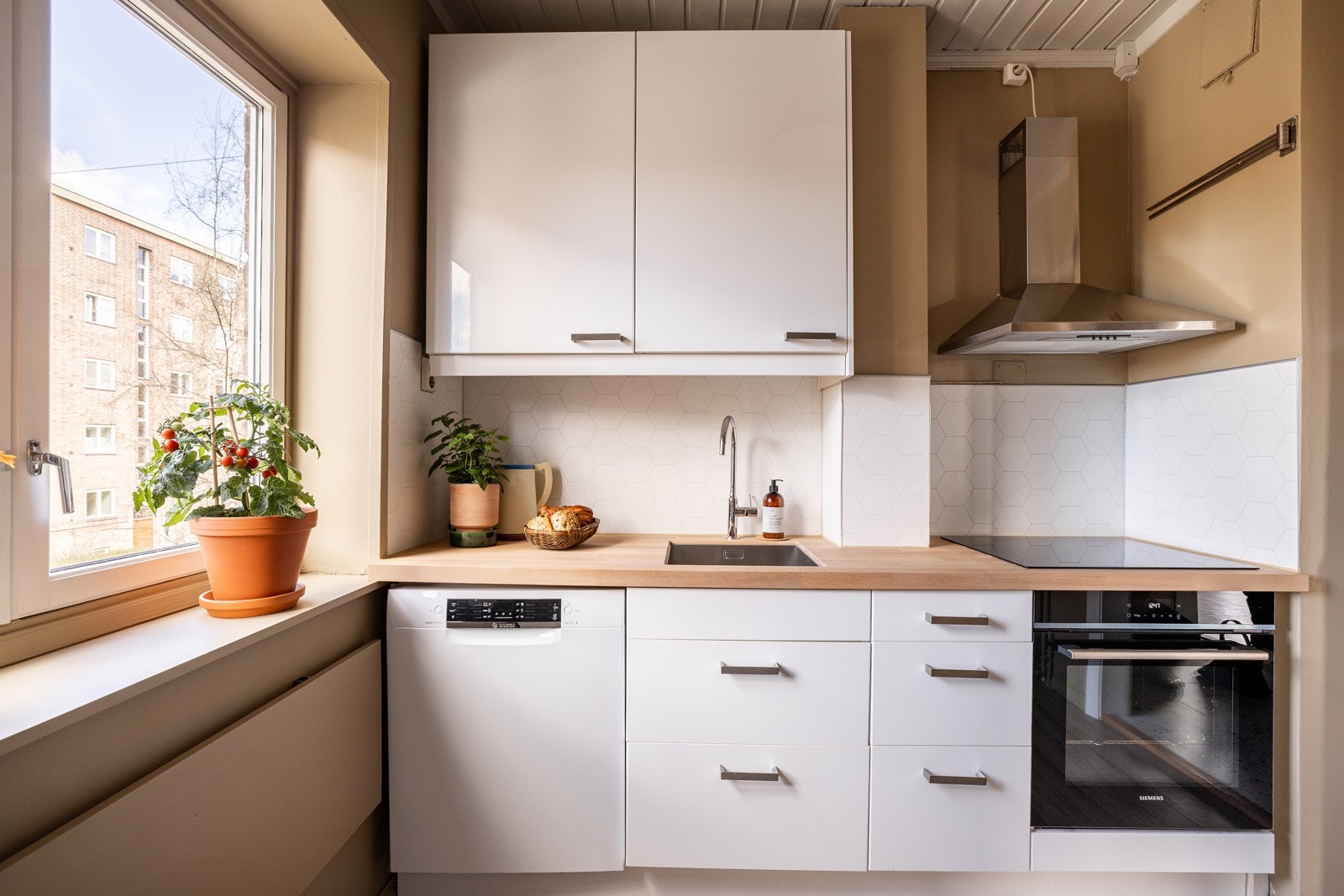 Kjøkkenet ble oppgradert i fjor med ny benkeplate, oppvaskkum og komfyr med koketopp, og fremstår delikat og lekkert. Galleribilde