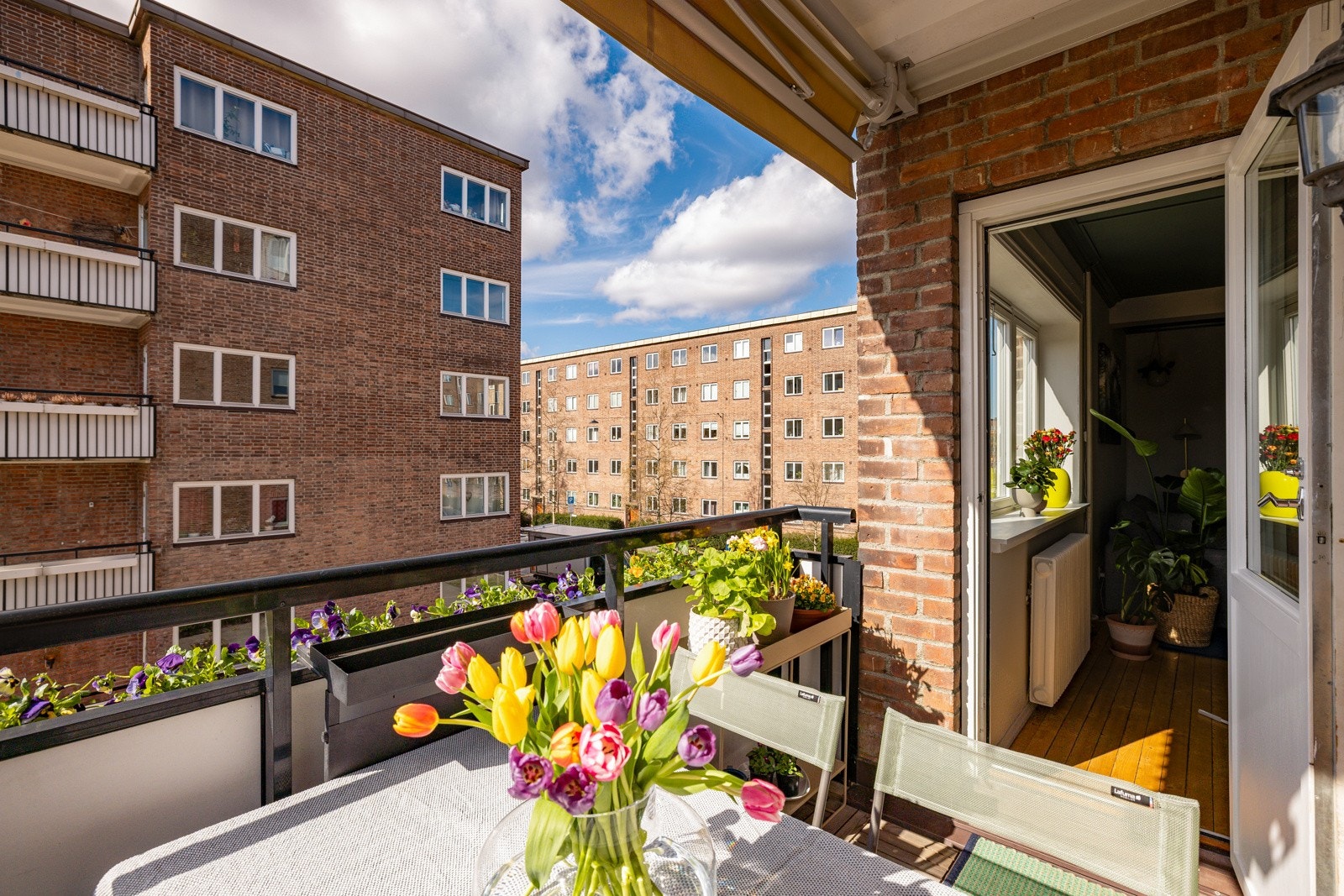 Praktisk markise ble installert på balkongen i 2024. Gass- og elektrisk grill er tillatt. Galleribilde