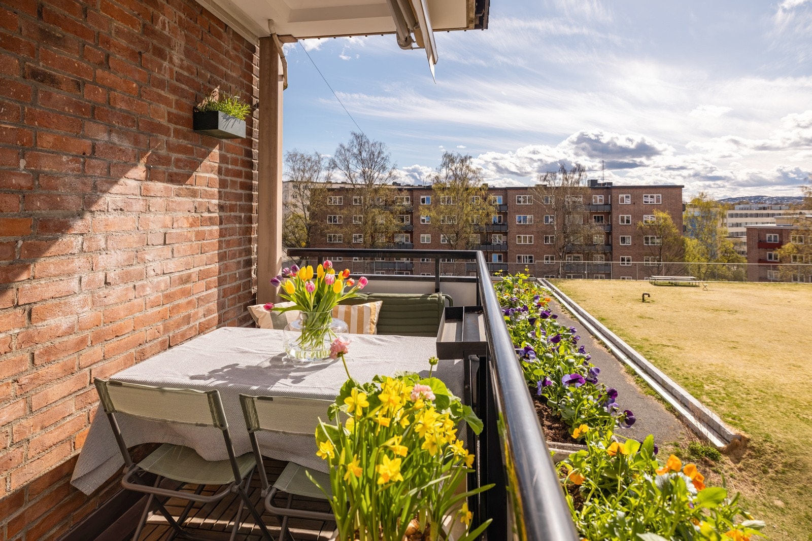 Denne balkongen ligger sydvendt og har solen store deler av dagen. Og er det ikke fint med plass til ordentlig spisebord på balkongen! Galleribilde