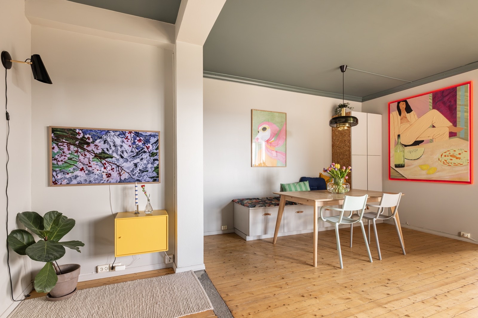 Oppholdsrommet er stort og åpner opp for ulike bruks- og møbleringsmuligheter. Galleribilde