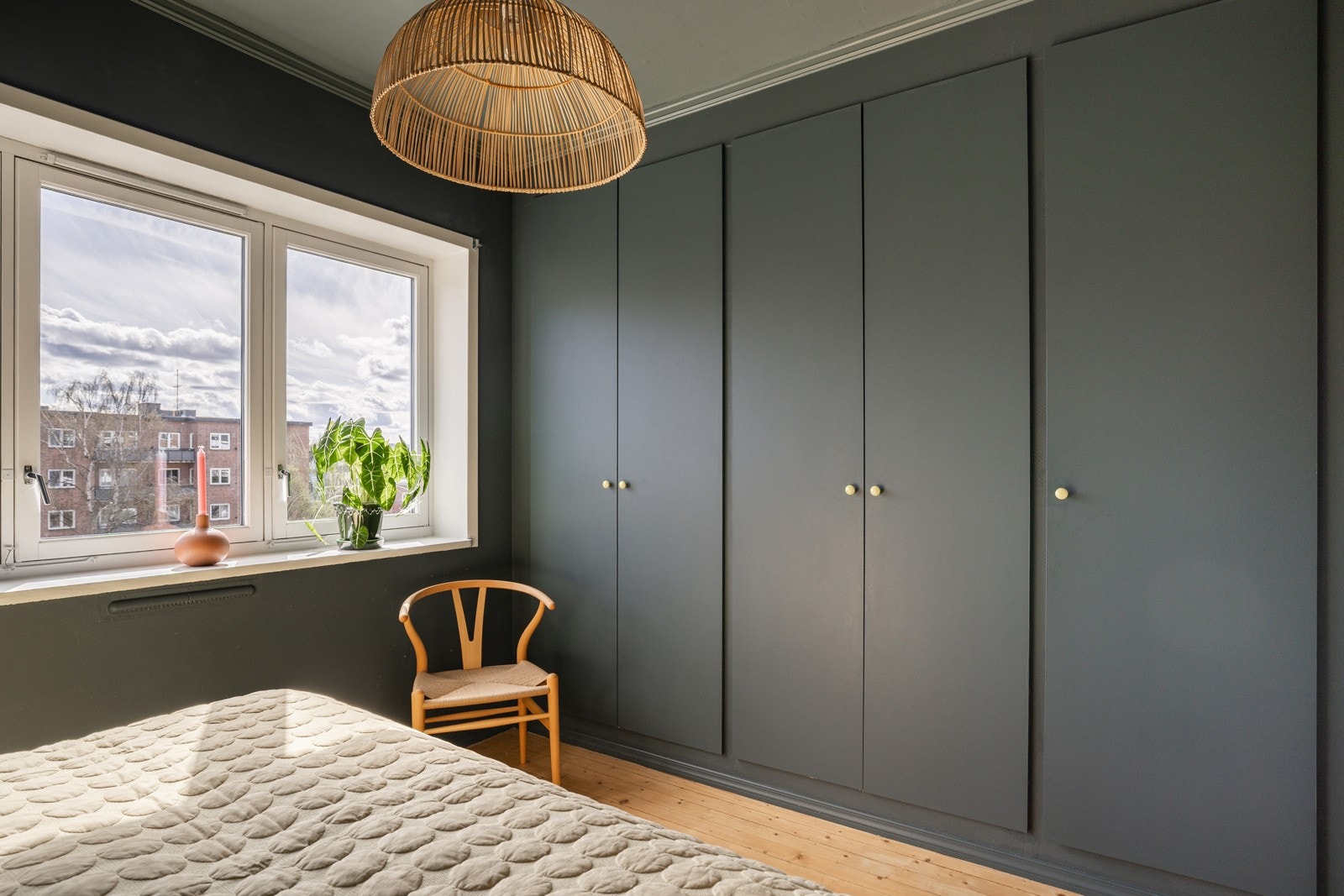 Garderobeskapene langs hele den ene veggen gir rikelig med lagringsplass. Galleribilde