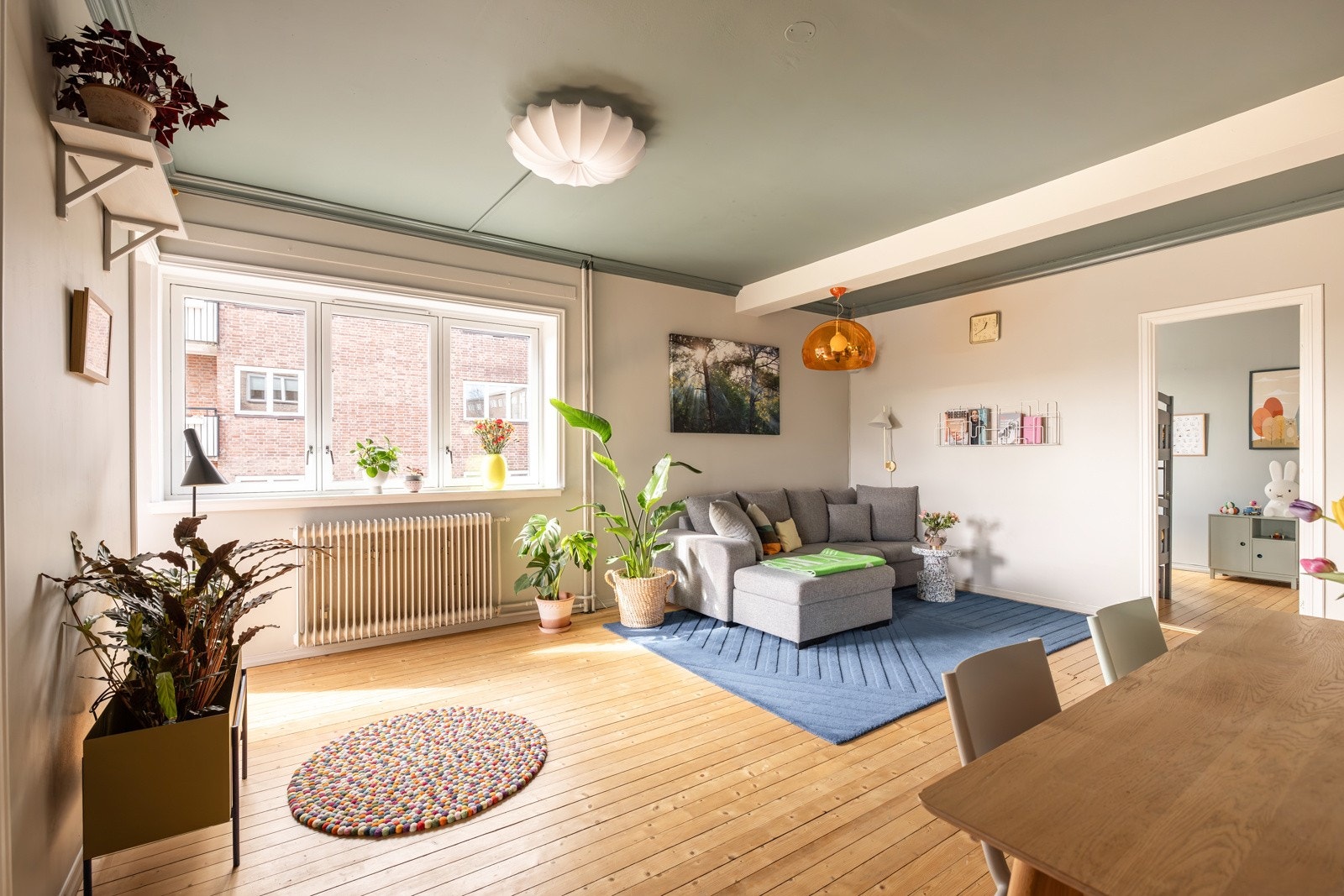 Lys og innbydende stue med god plass til både sittegruppe og spiseplass. Galleribilde