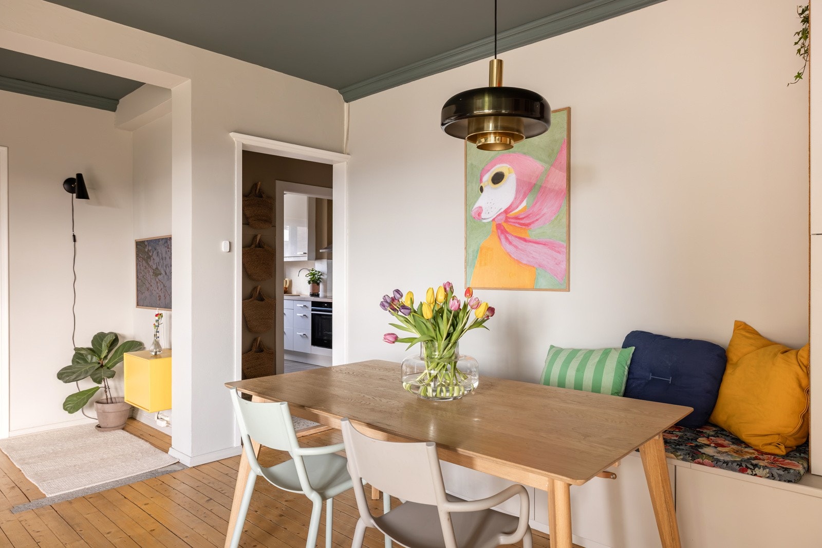 Det er fint med plass til stort spisebord med mulighet for mange gjester i stuen. Galleribilde