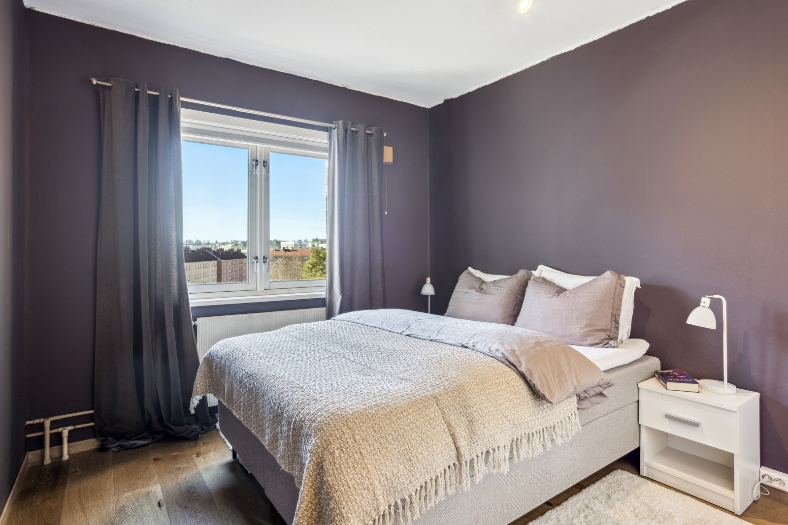 Et godt soverom med fin plass til dobbeltseng. Galleribilde