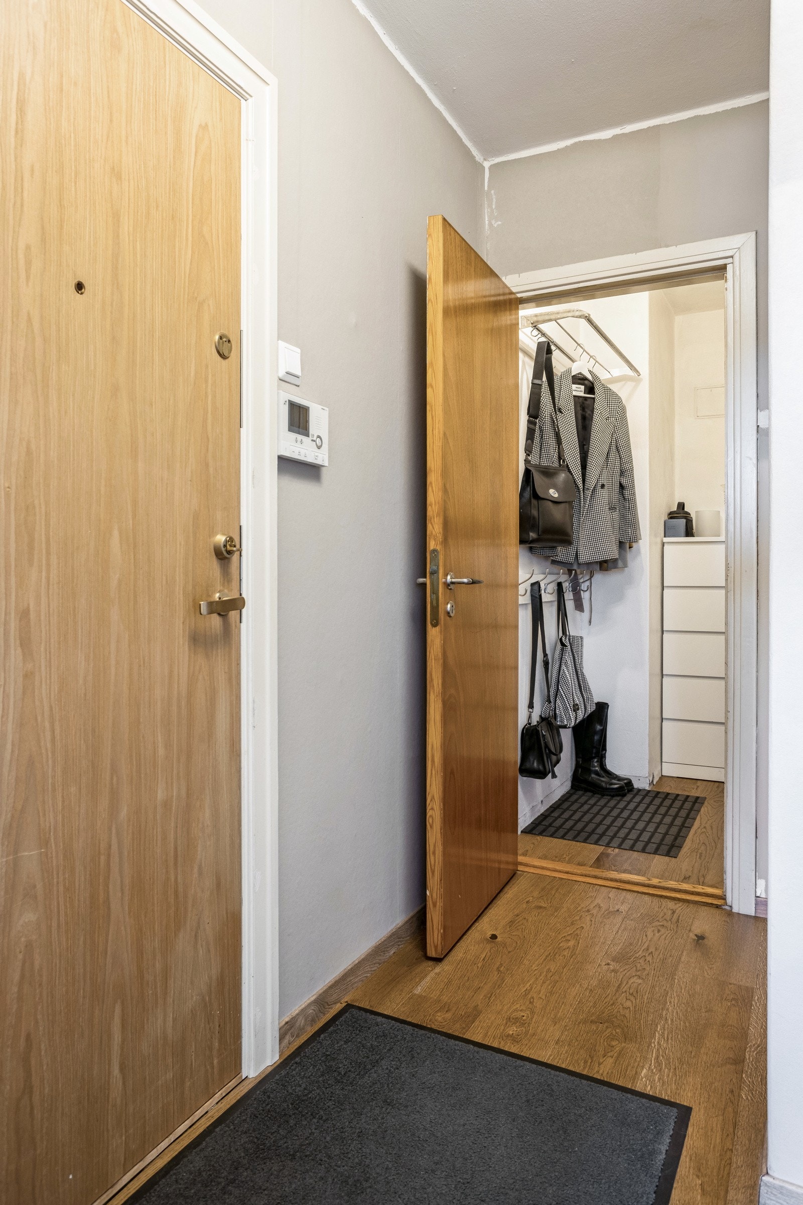 Entré med adkomst til innvendig praktisk bod/garderobe. Galleribilde