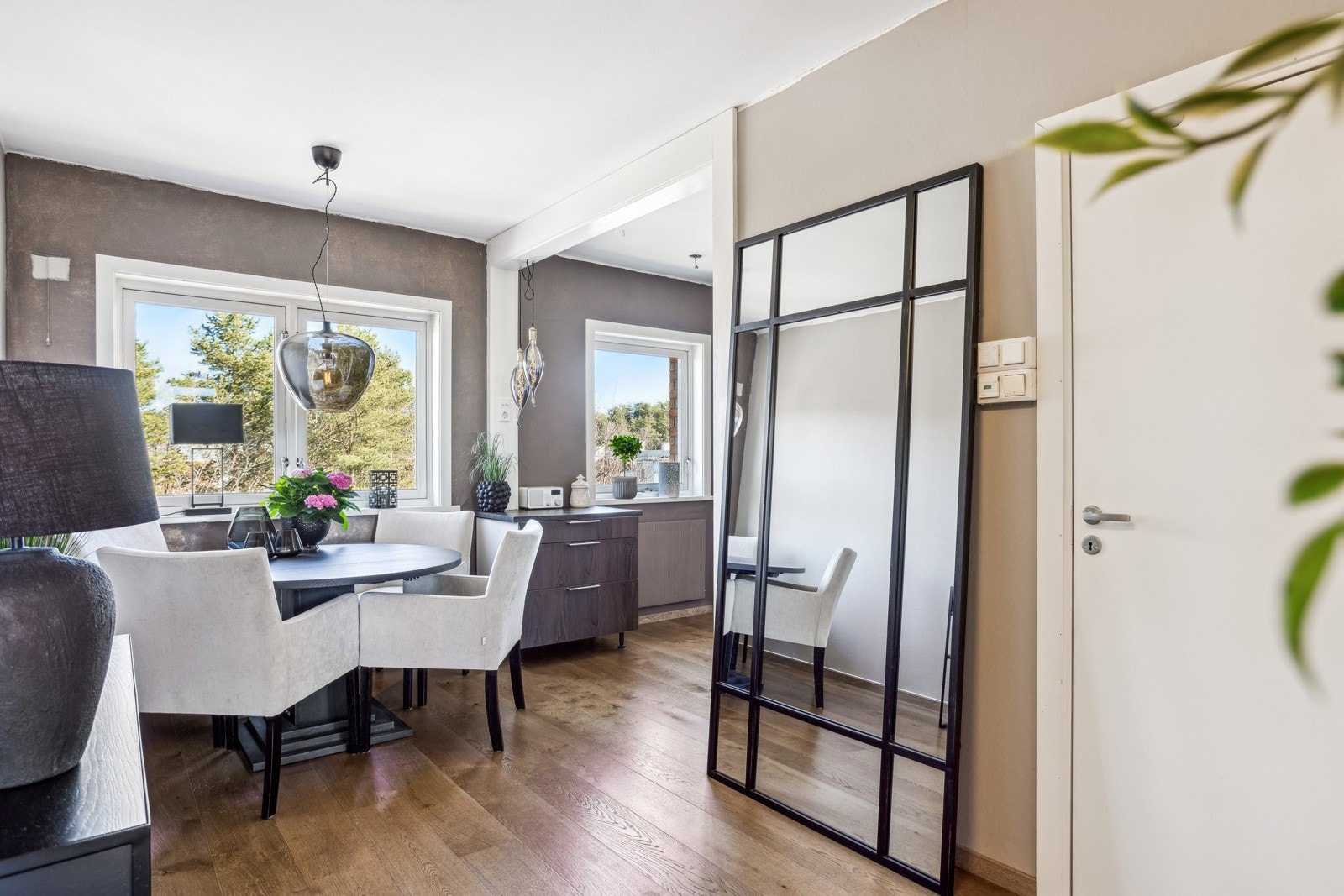 Kjøkken med åpen løsning mot spisestuen. Galleribilde