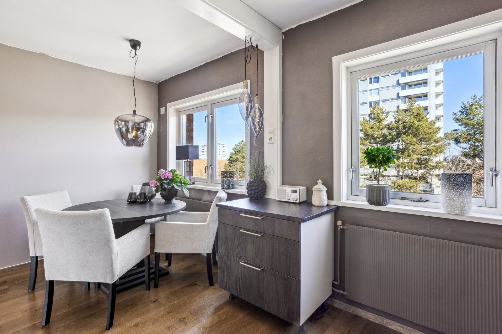 Kjøkken med spiseplass. Galleribilde