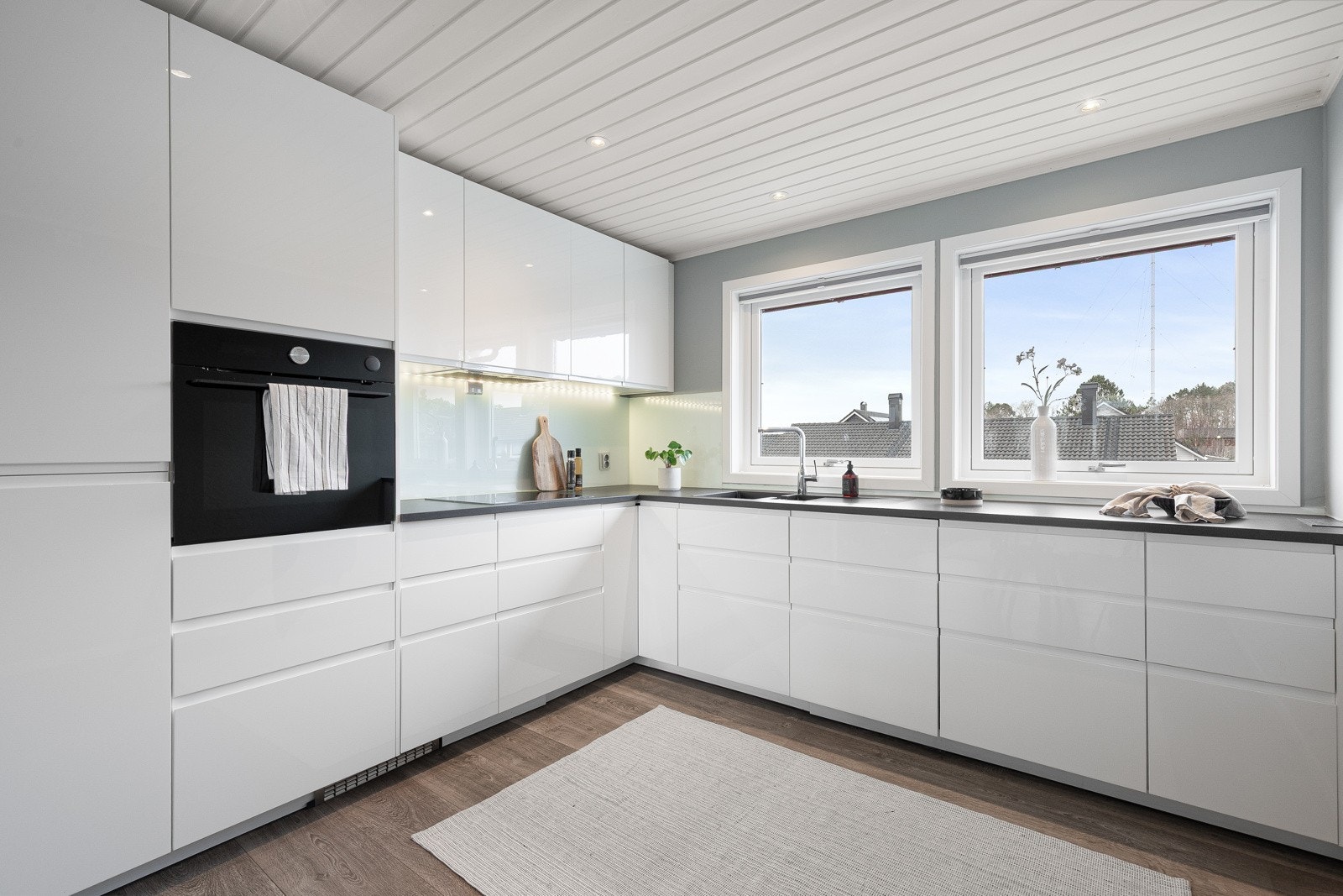 Flott IKEA kjøkken frå 2018 med slette frontar og laminat benkeplate. Galleribilde