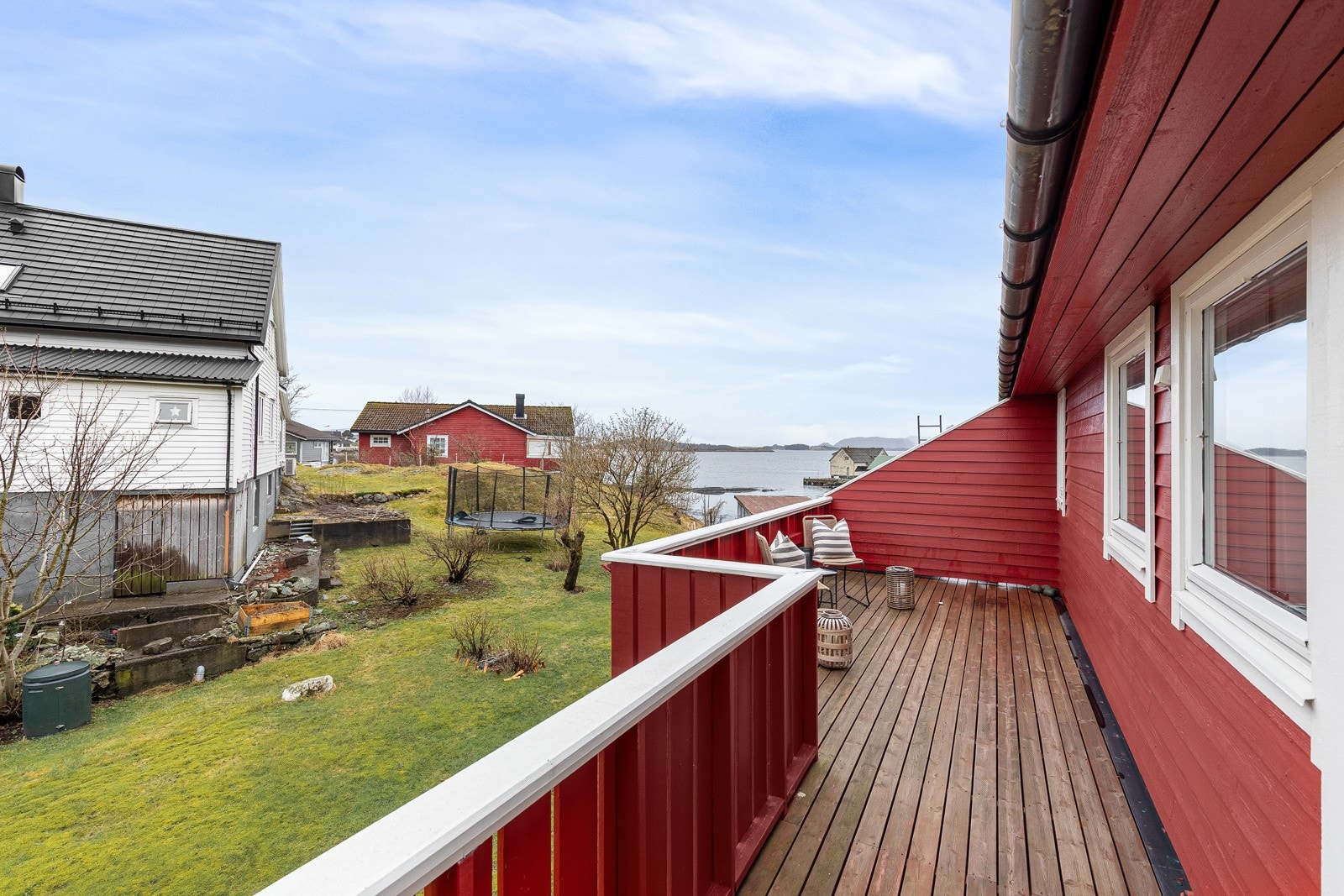 ... samt ein koseleg veranda med flott utsikt mot sjøen. Galleribilde