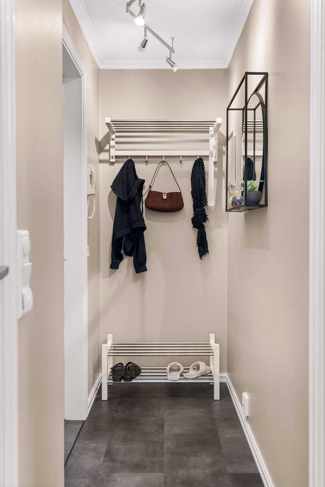 Leiligheten har en lys entré med plass til å henge fra seg yttertøy og sette fra seg sko. Det er plass til garderobeløsning i entréen, samt ekstra lagringsplass i disponibel kjellerbod på 6 m². Dørcalling med åpner. Galleribilde