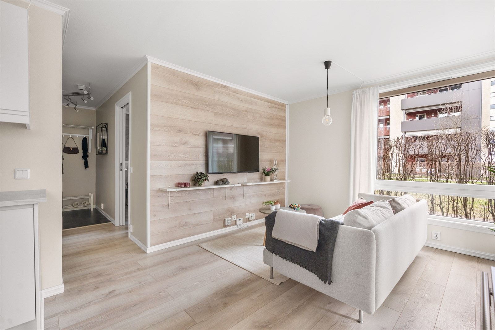 I stuen er det god plass til sofa, tv-bord og spisegruppe. Galleribilde