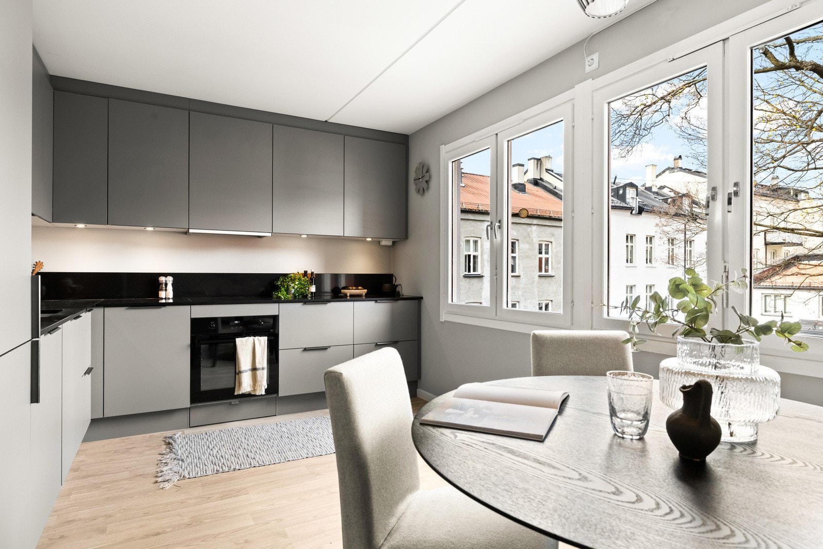 Koselig utsyn mot bakgård Galleribilde