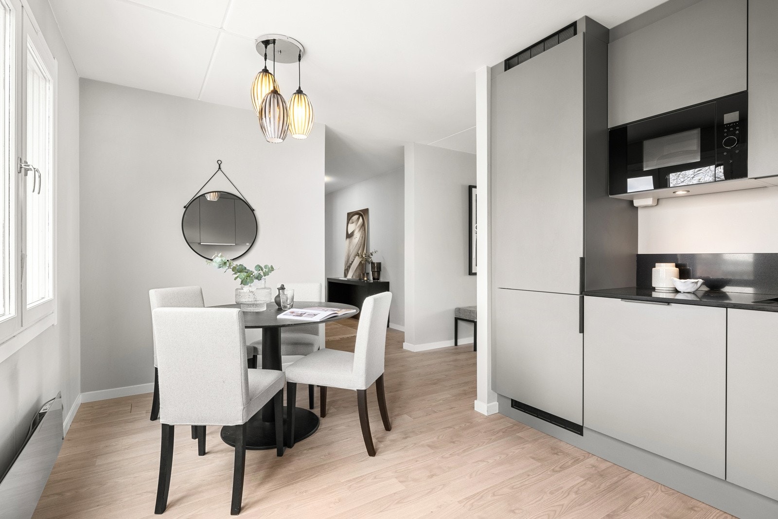 HTH kjøkkeninnredning fra 2020 med grå glatte fronter og benkeplater i sort komposittstein Galleribilde