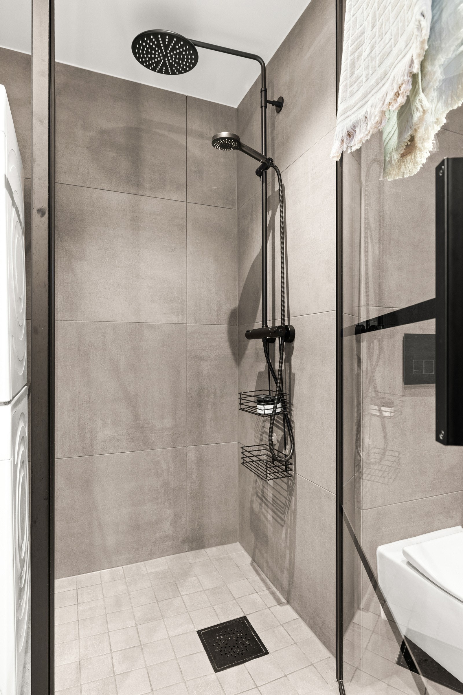 Sort termostatstyrt dusjbatteri, regndusj og hånddusj. Galleribilde