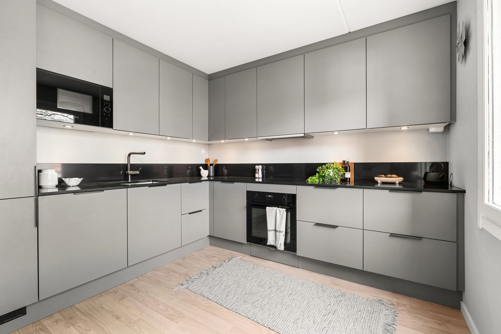 Underlimt oppvaskkum i rustfritt stål og ettgreps kjøkkenarmatur. Galleribilde